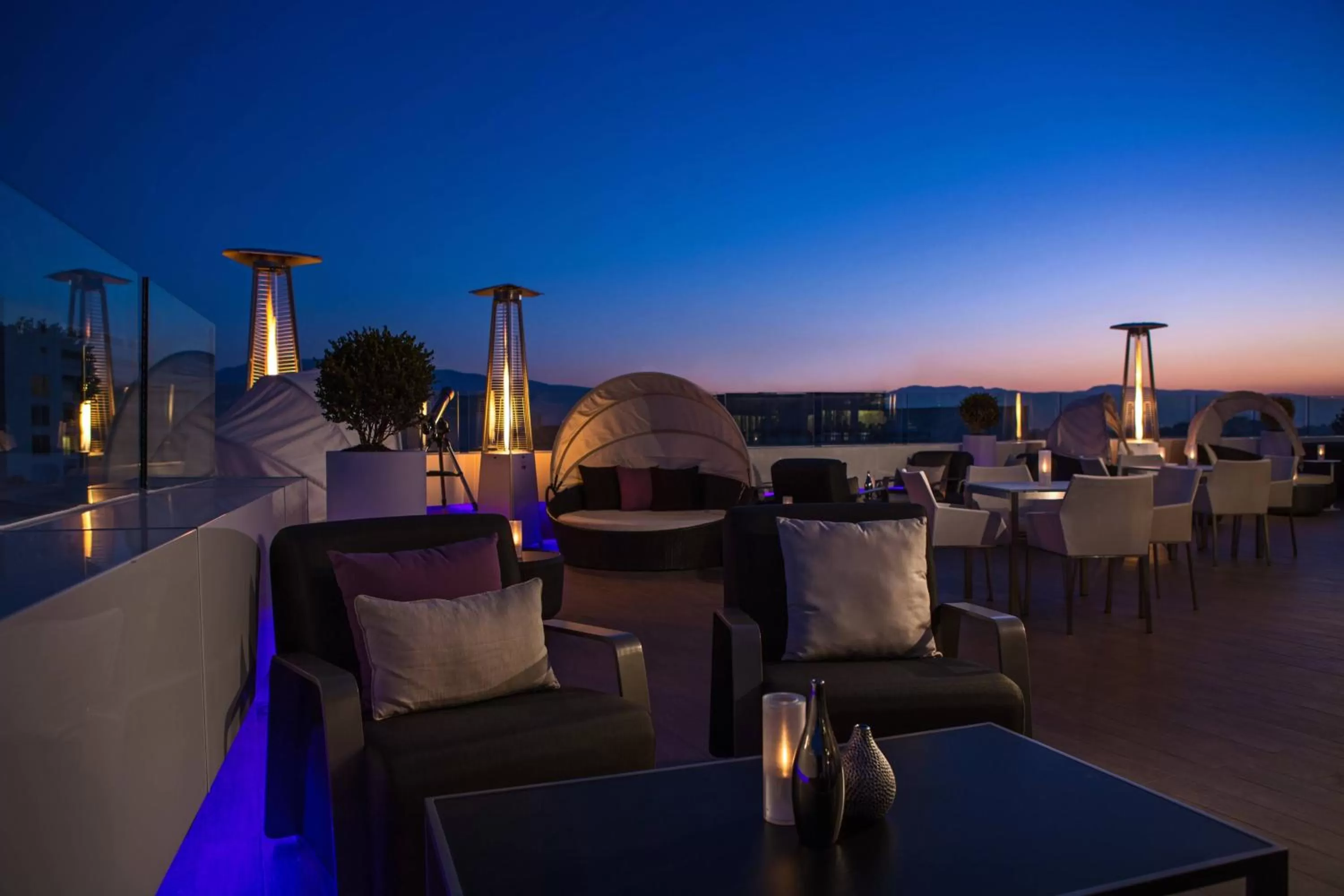 Lounge or bar in Renaissance Izmir Hotel