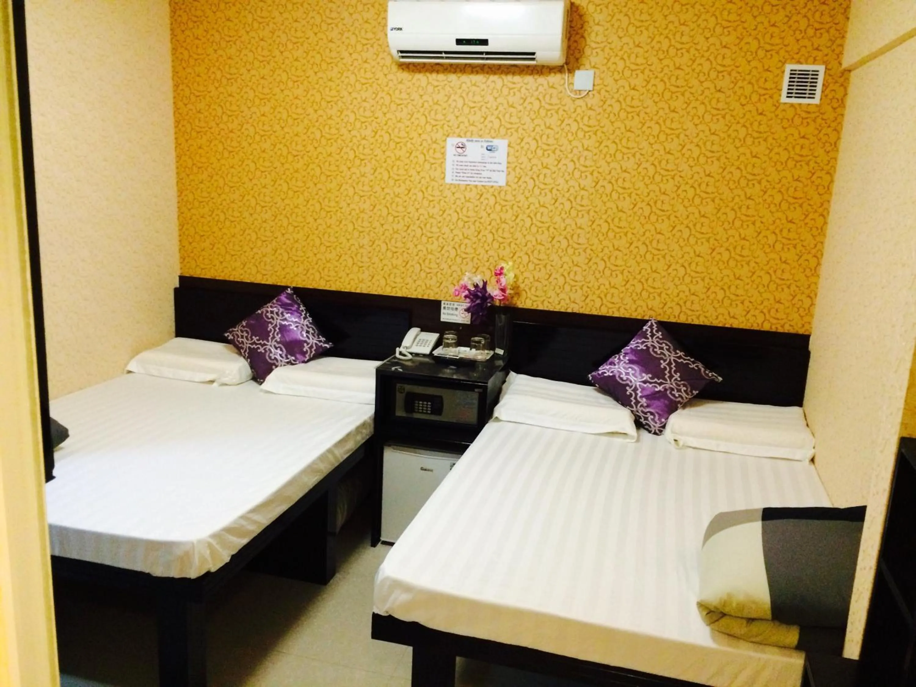 Photo of the whole room, Bed in Modern