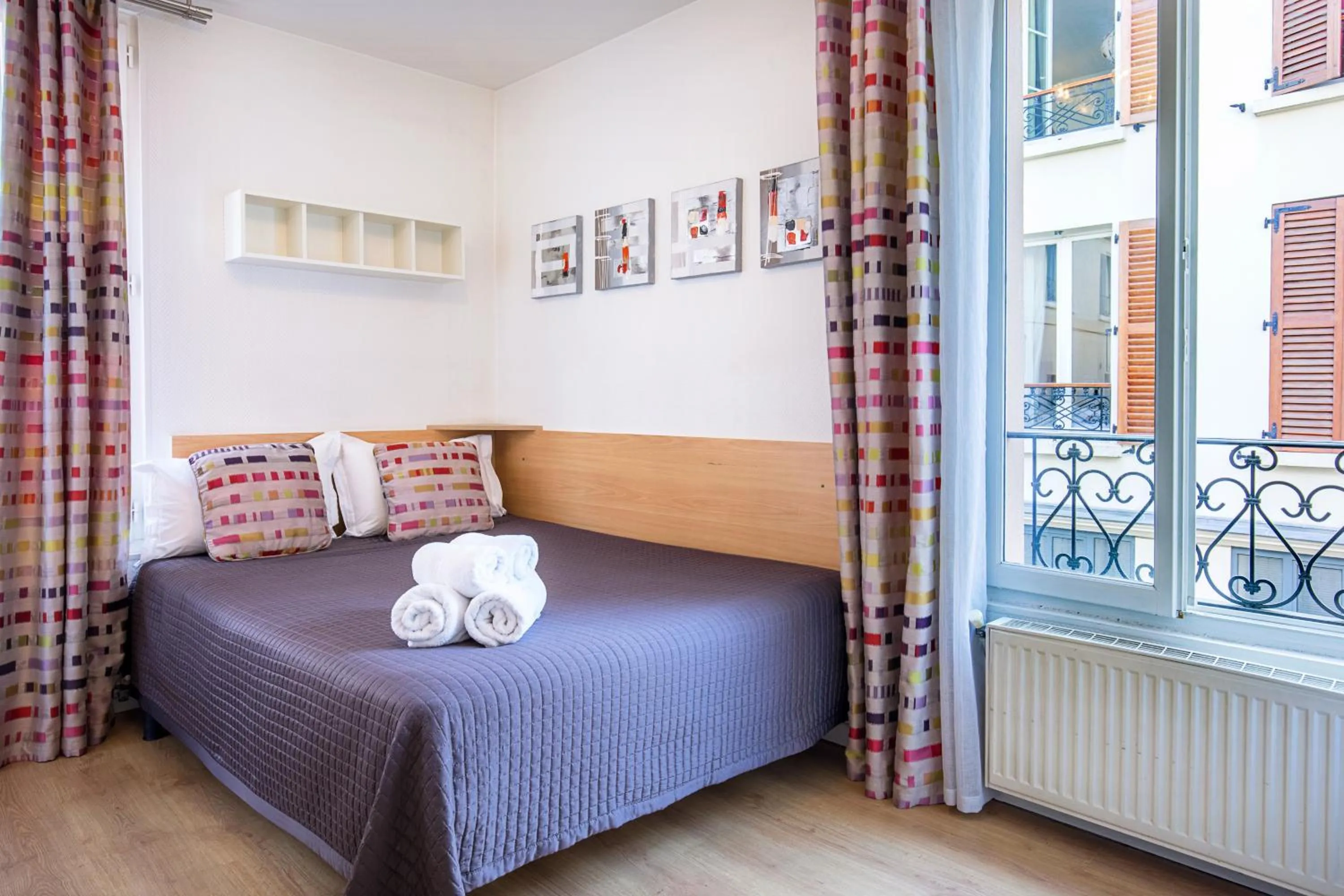 Photo of the whole room, Bed in Hotel De L'Horloge
