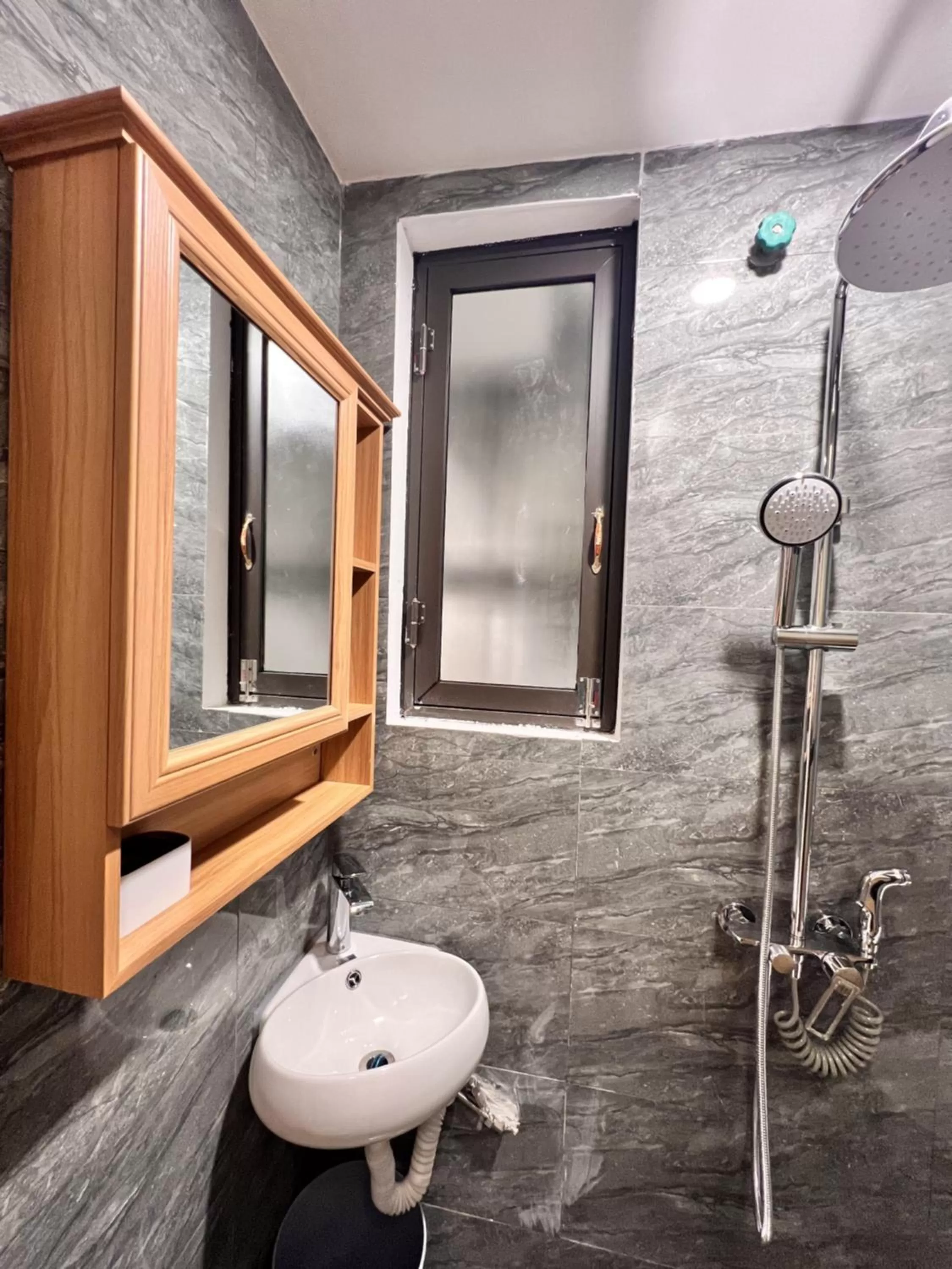 Shower in An Nam Corner- Thanh Yen