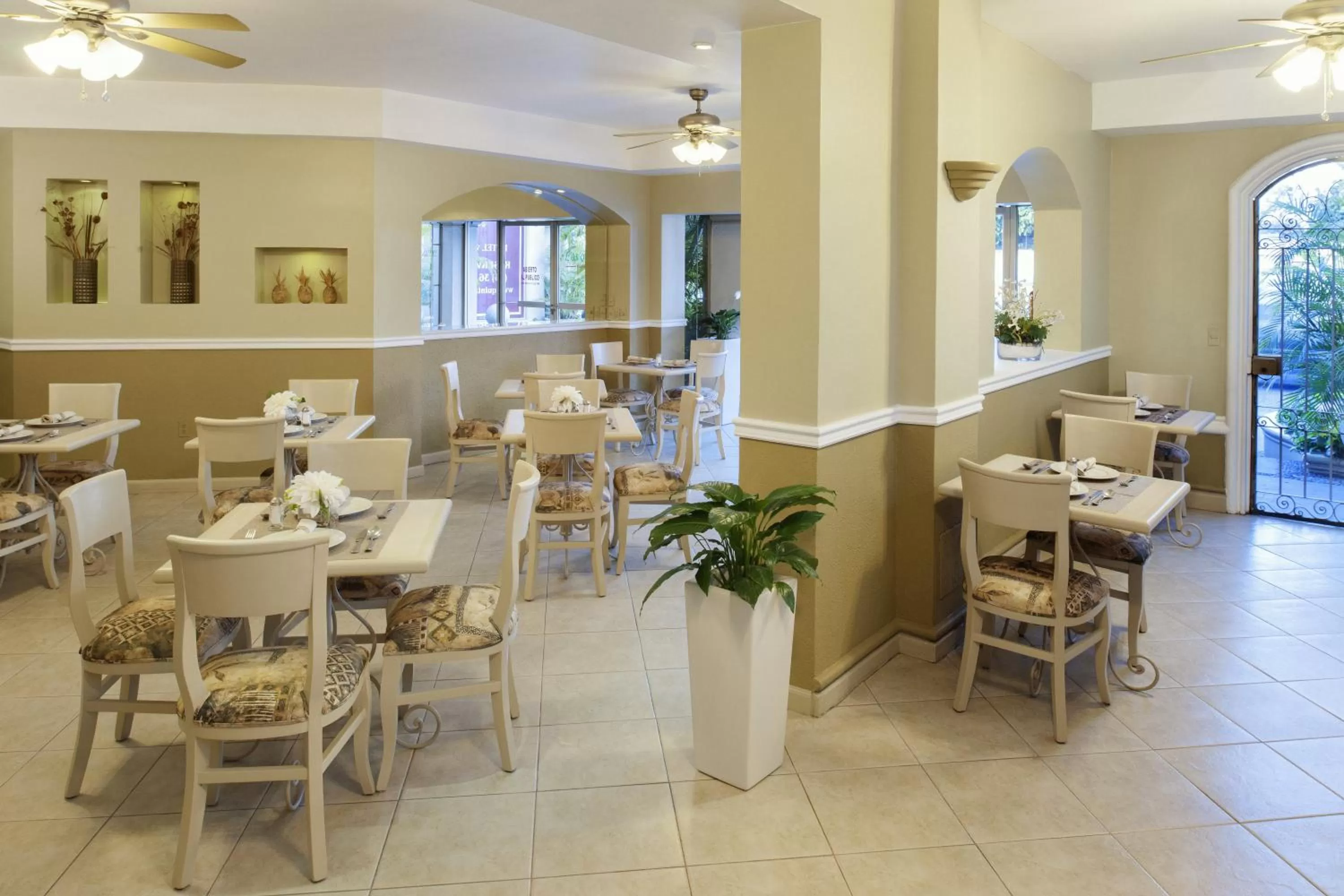 Restaurant/places to eat in Hotel & Suites Quinta Magna