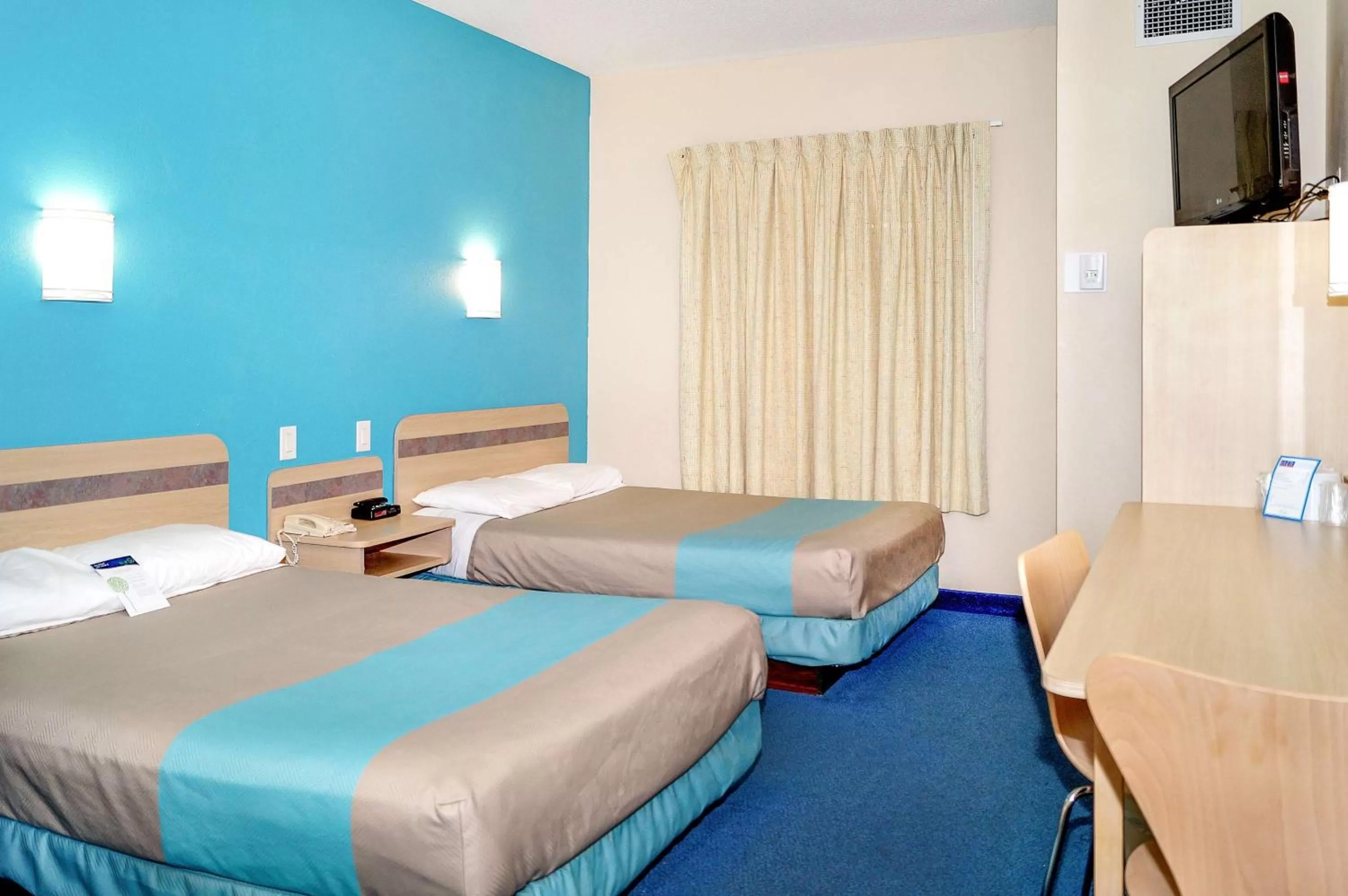 TV and multimedia, Bed in Motel 6-Peterborough, ON