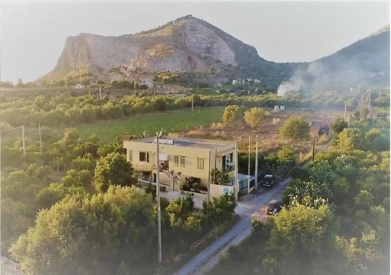 Property building, Bird's-eye View in VILLA MARTA a due passi dalla clinica ortopedica Rizzoli e da Villa Santa Teresa