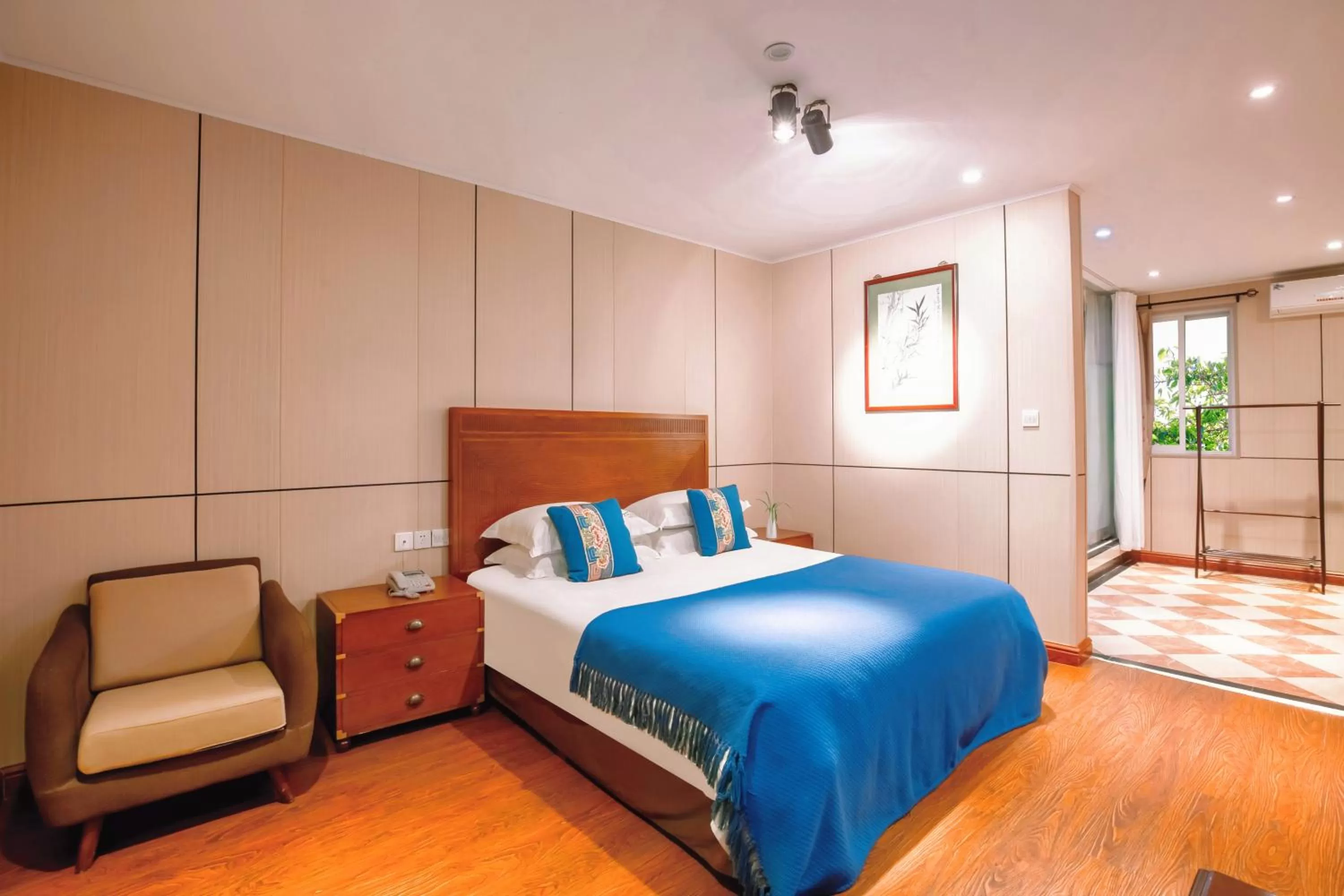 Bed in Wenjun Courtyard Hotel---3mins walk from Tonghuimen metro station ,next to People`s Park, fluent English service ,travel agency