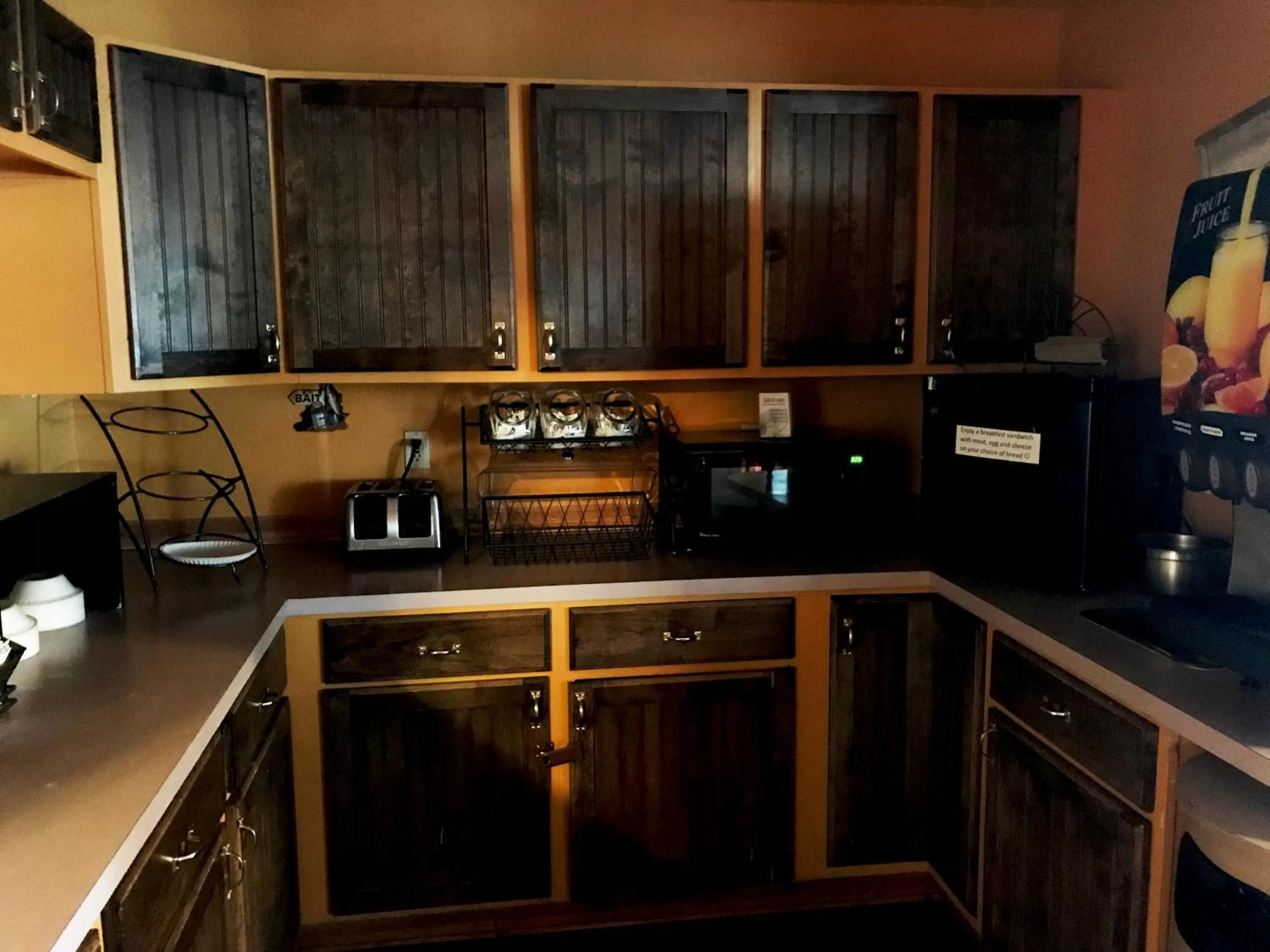 Communal kitchen in FairBridge Inn & Suites Kellogg