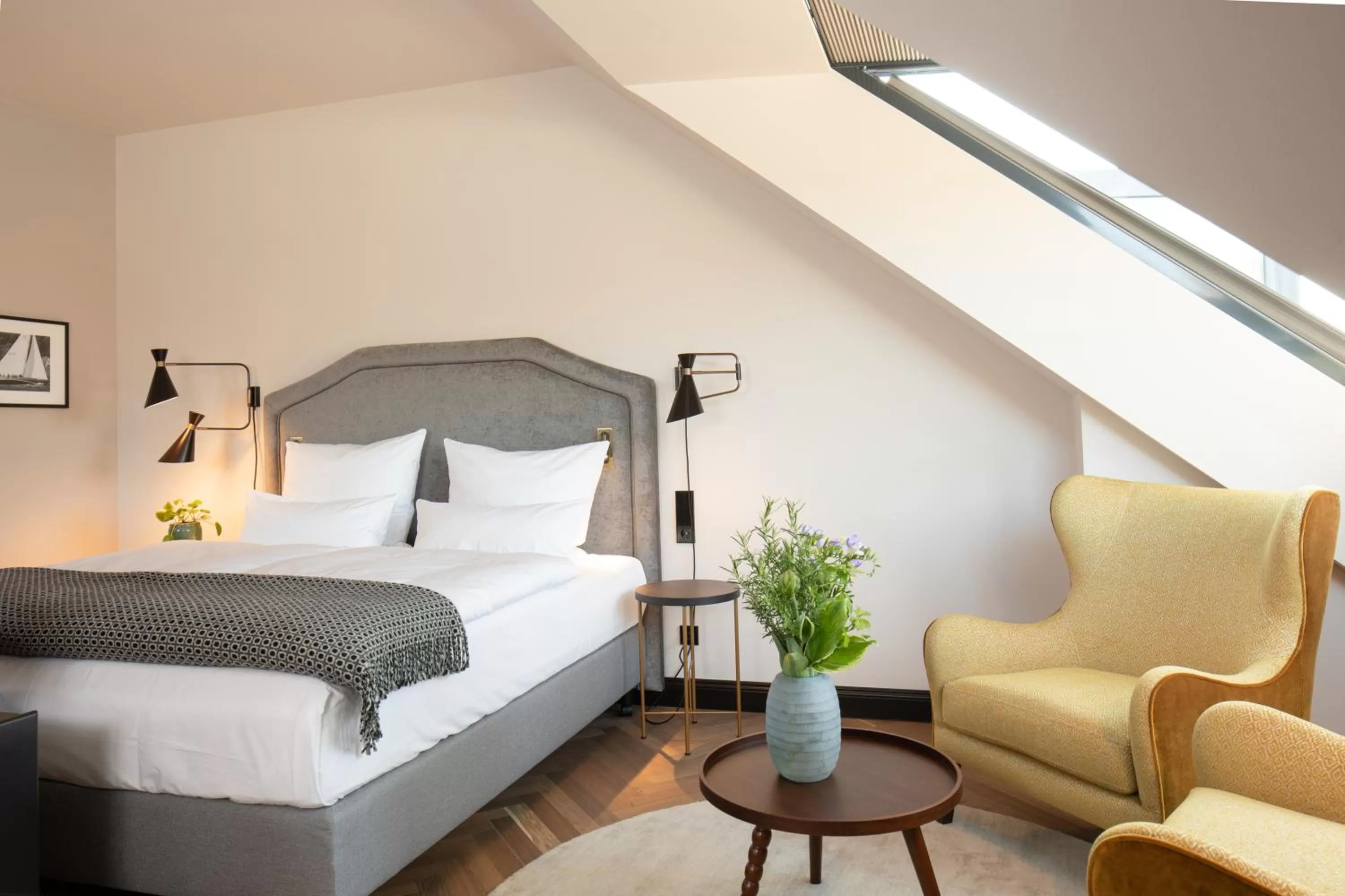 Photo of the whole room, Bed in Das James