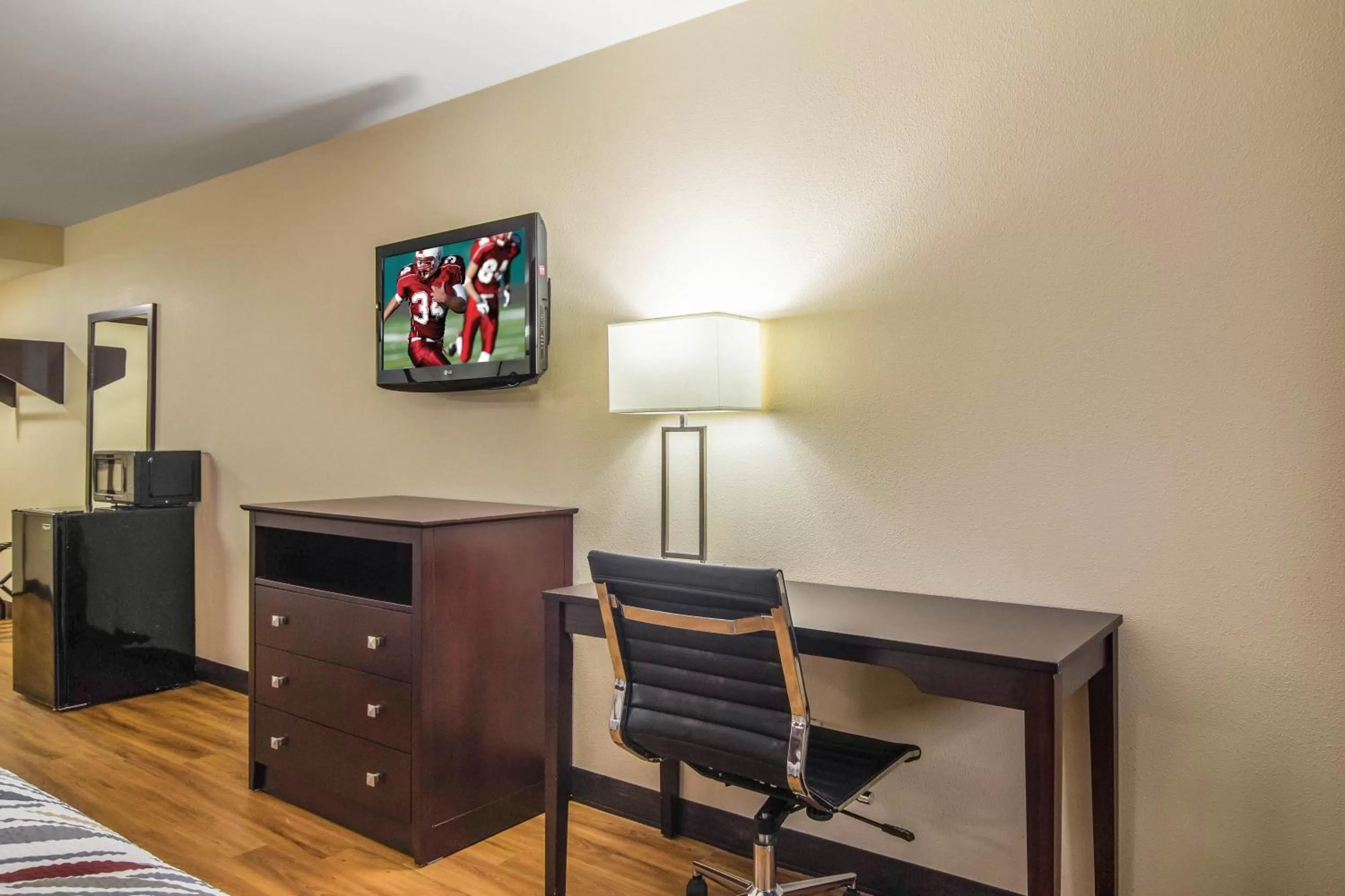 Photo of the whole room in Red Roof Inn Perrysburg