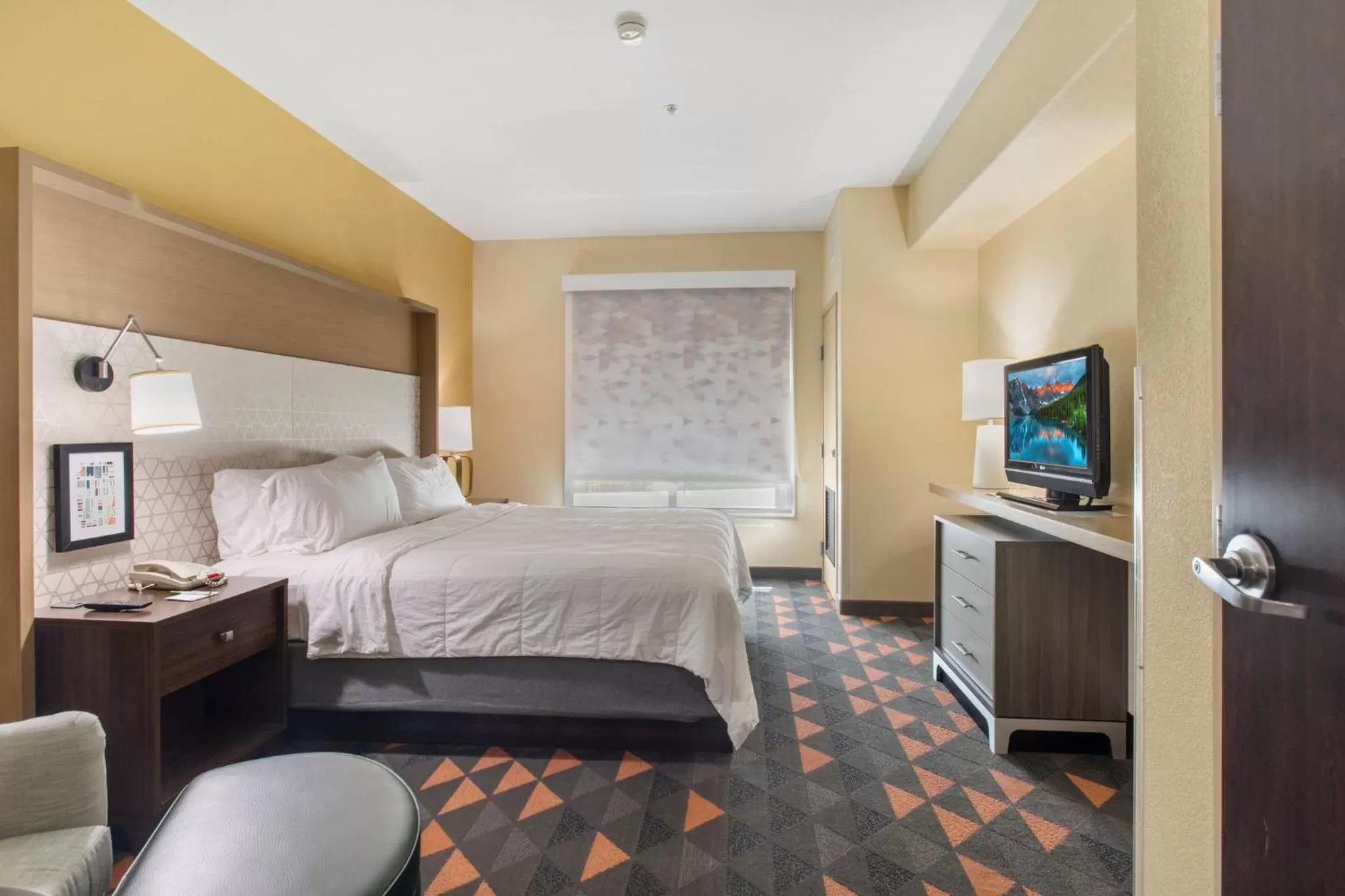 Photo of the whole room, Bed in Holiday Inn Hotel & Suites Waco Northwest by IHG