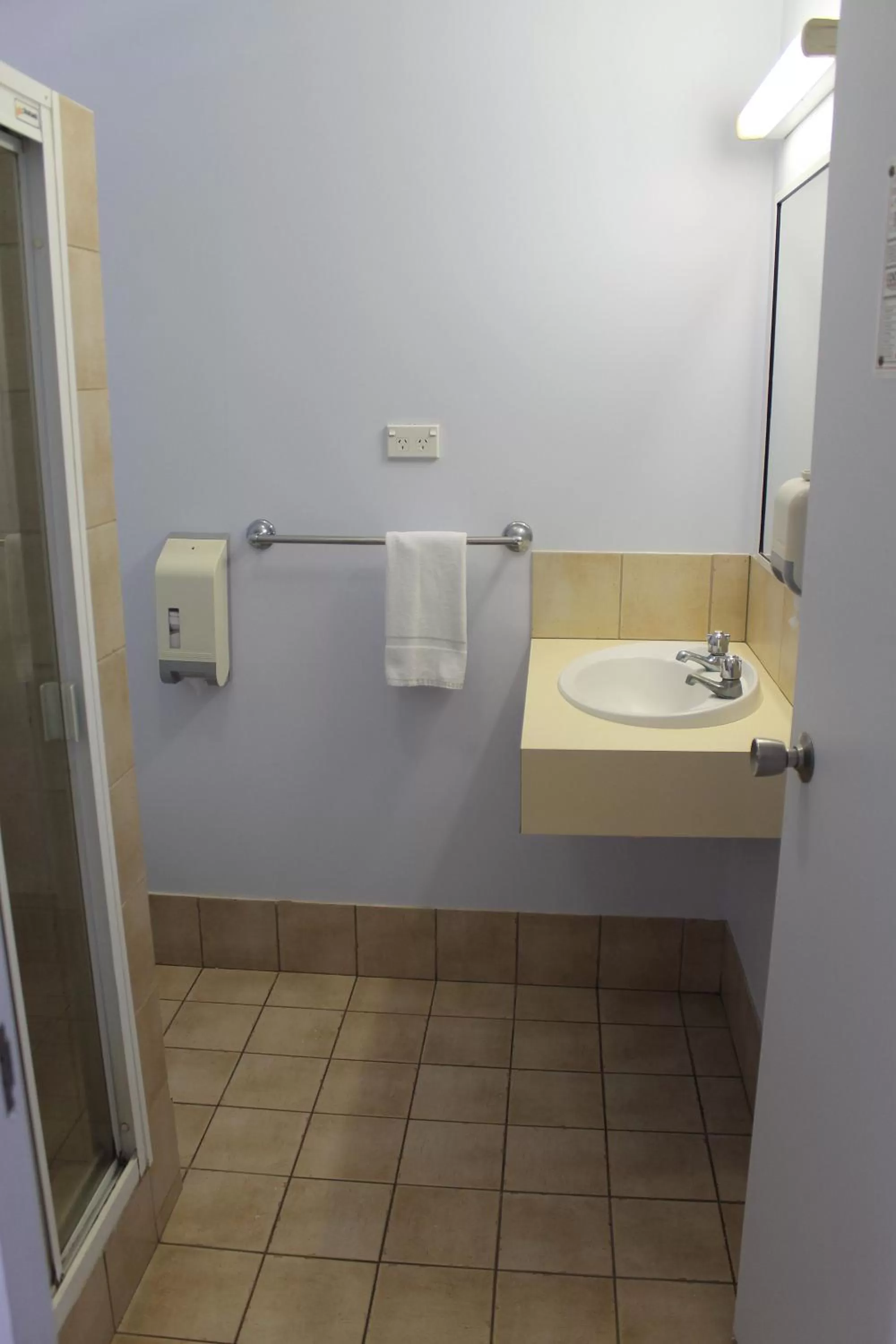 Bathroom in Rocky Glen Hotel Motel Gladstone