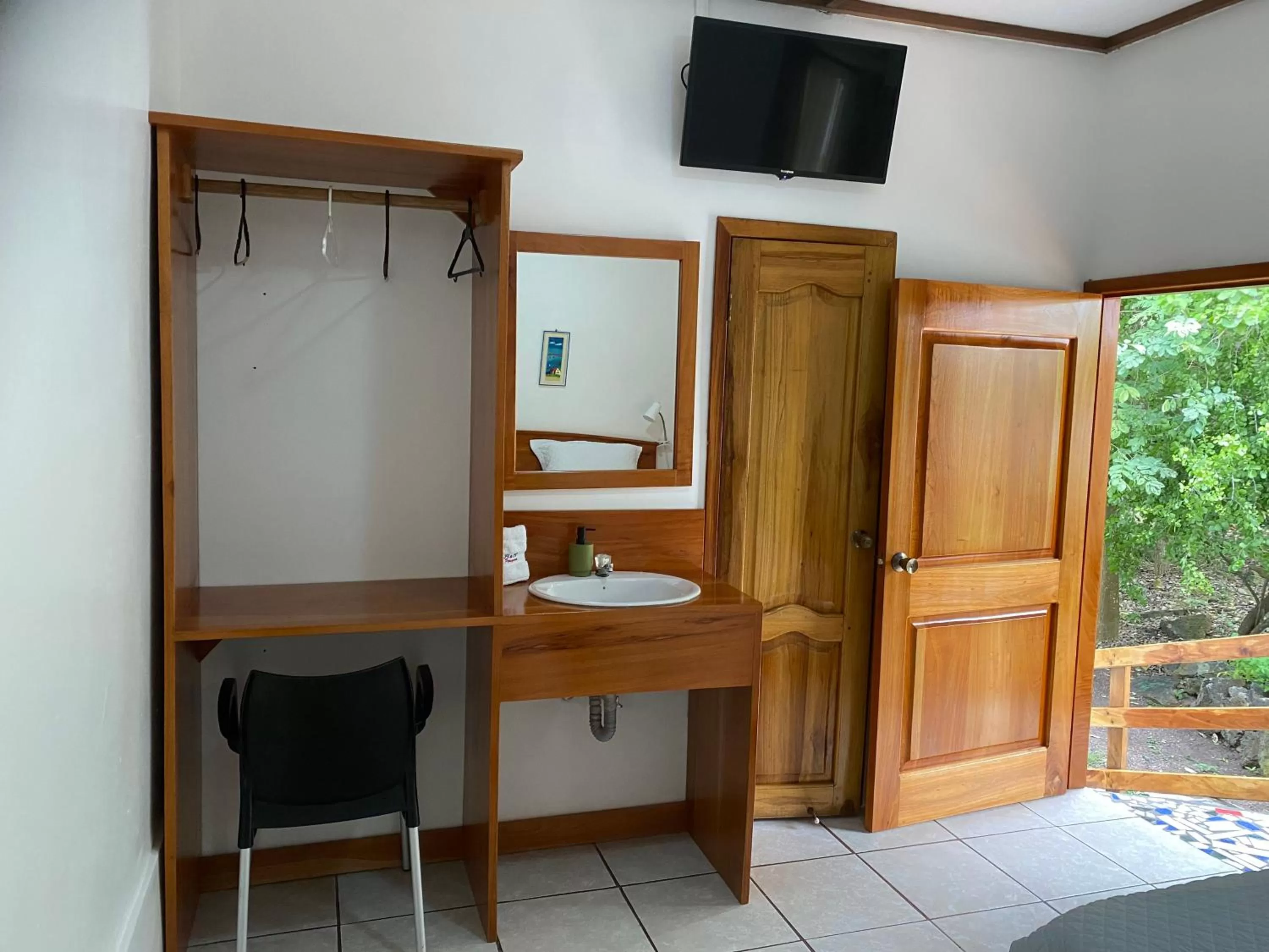 TV and multimedia, TV/Entertainment Center in La Peregrina Galapagos B&B