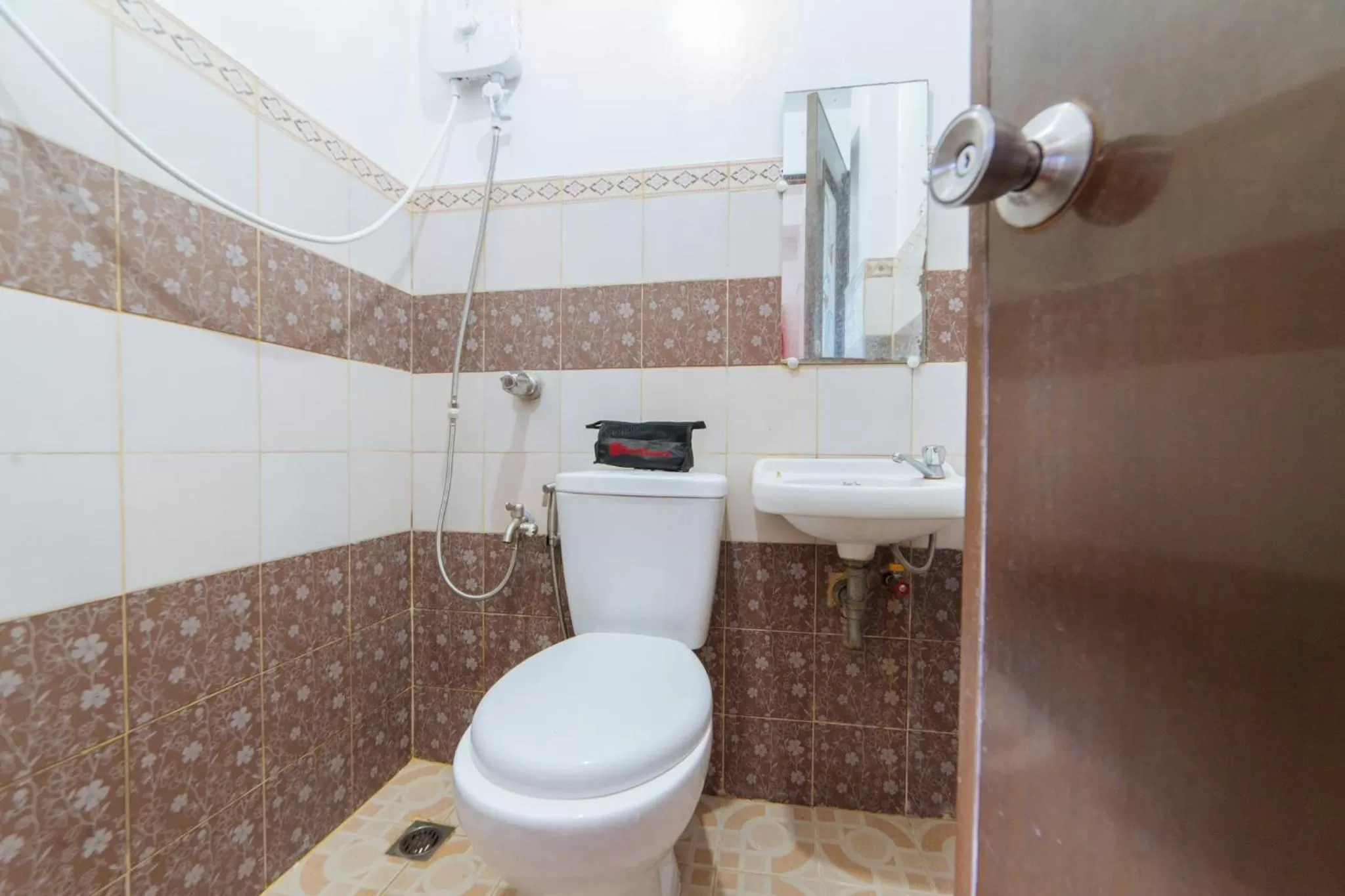 Bathroom in RedDoorz at Pag Asa Rawis Legazpi