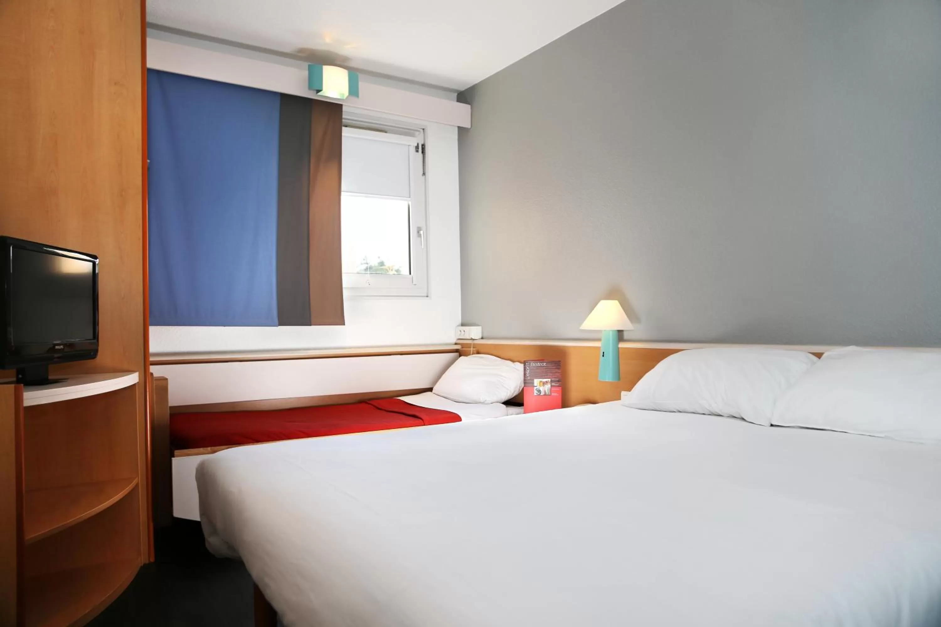 Photo of the whole room, Bed in ibis Orange Centre Echangeur A7 A9