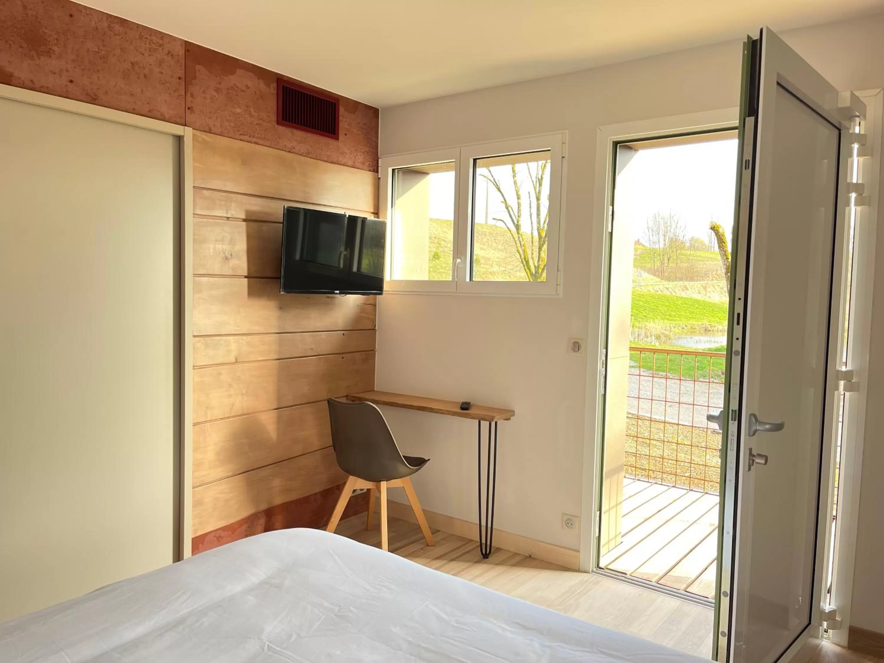 Garden view, Bed in Hôtel En Tilleul