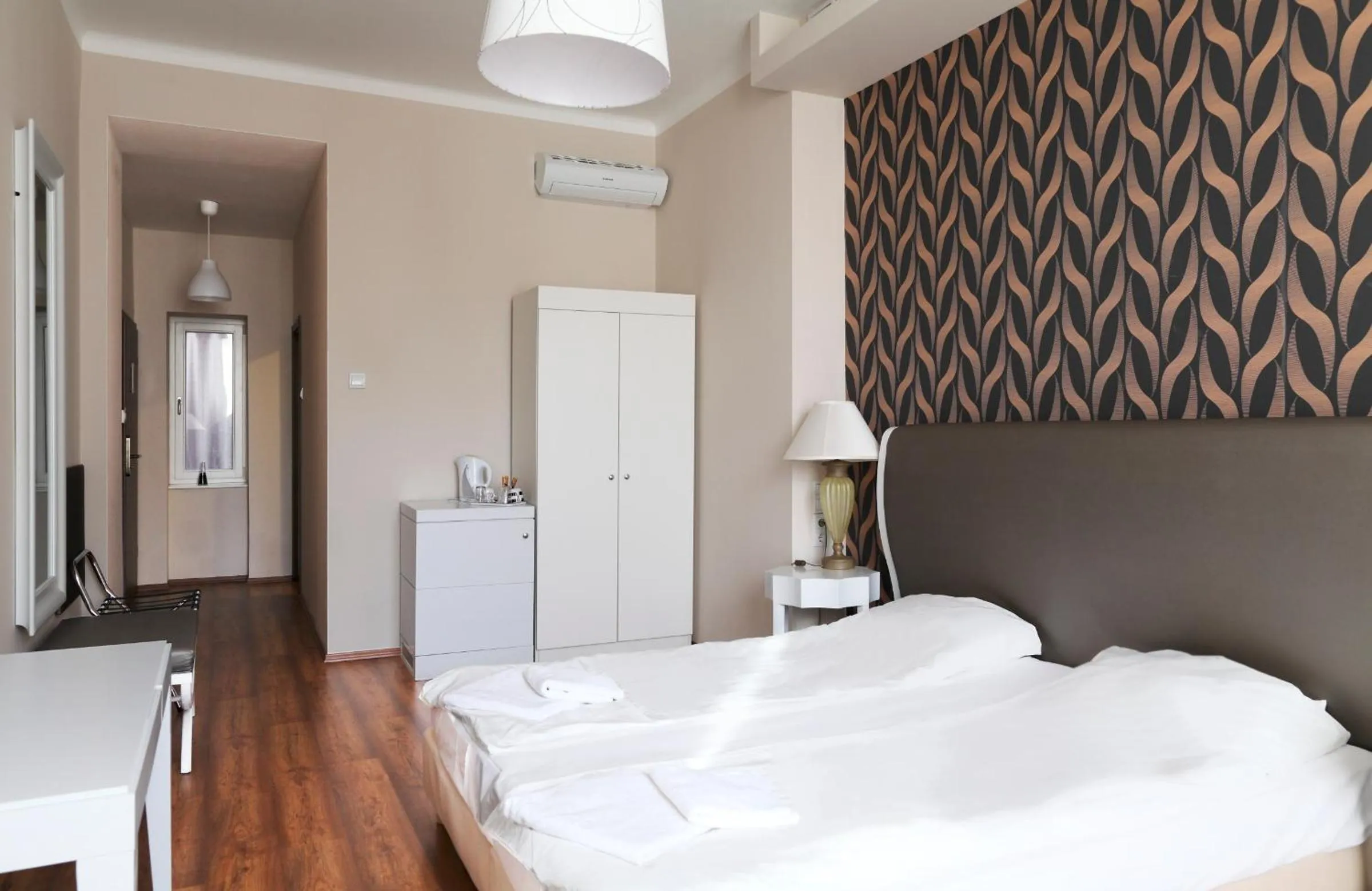 Photo of the whole room, Bed in House Octogon