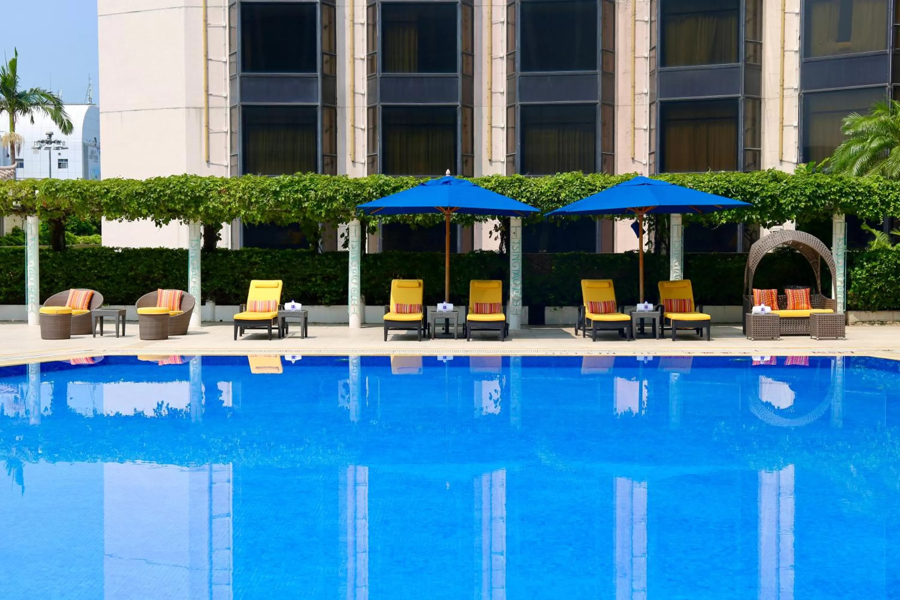 Swimming pool in Shangri-La Shenzhen - Nearby Luohu Border, Outdoor Swimming Pool
