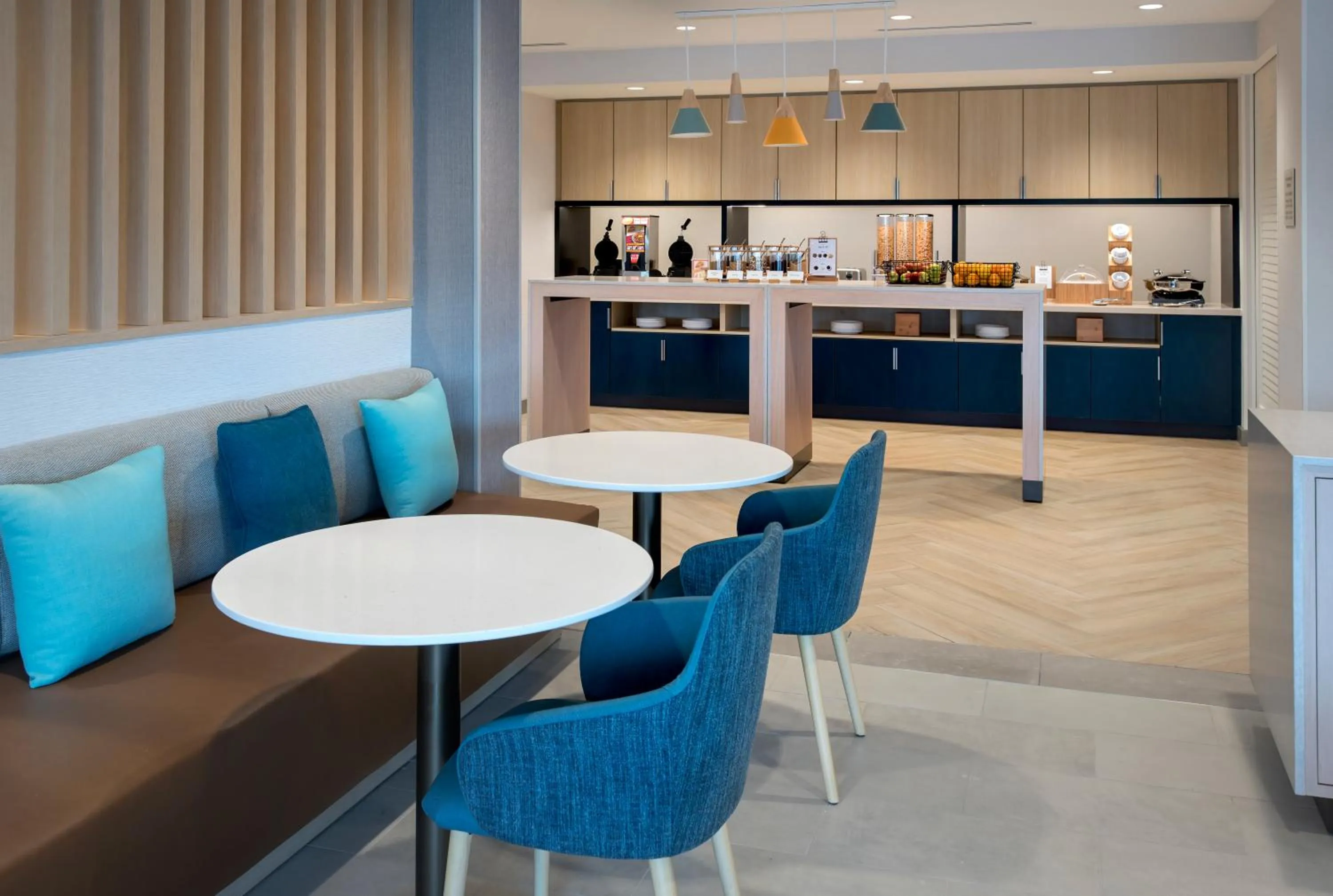 Breakfast in TownePlace Suites Portland Airport ME