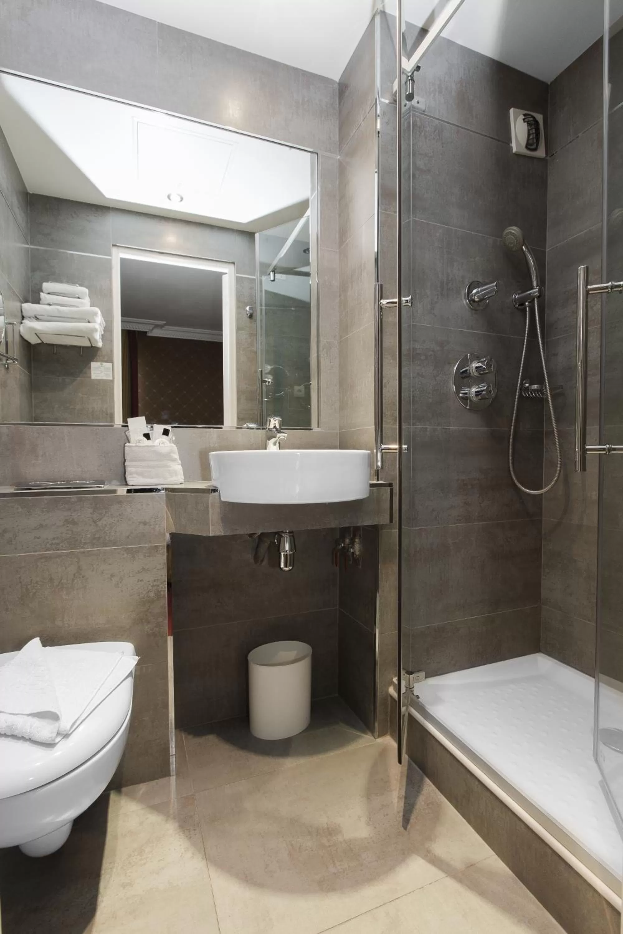 Bathroom in Hôtel De La Paix