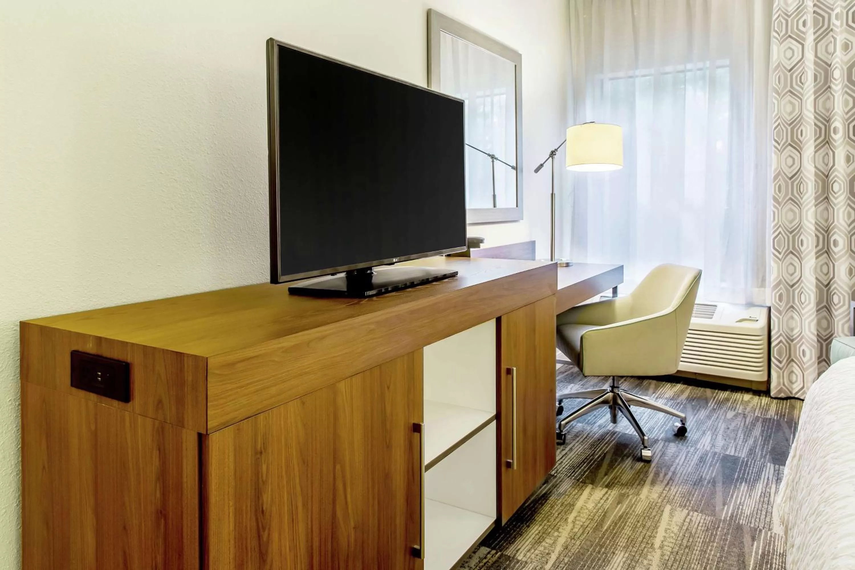 Bedroom in Hampton Inn Minneapolis St. Paul-Woodbury