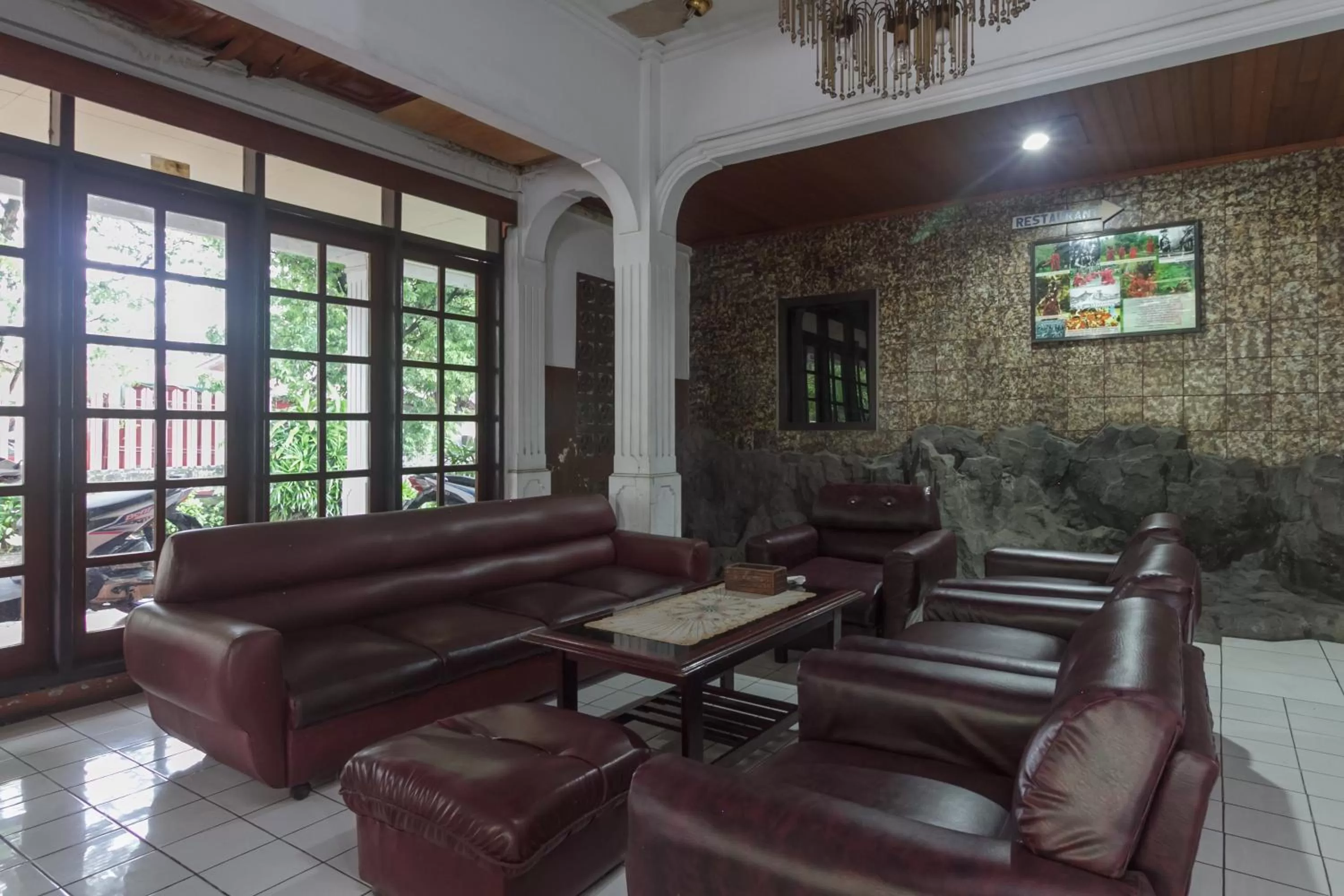 Living room in RedDoorz at Jalan Babepalar Rike Manado