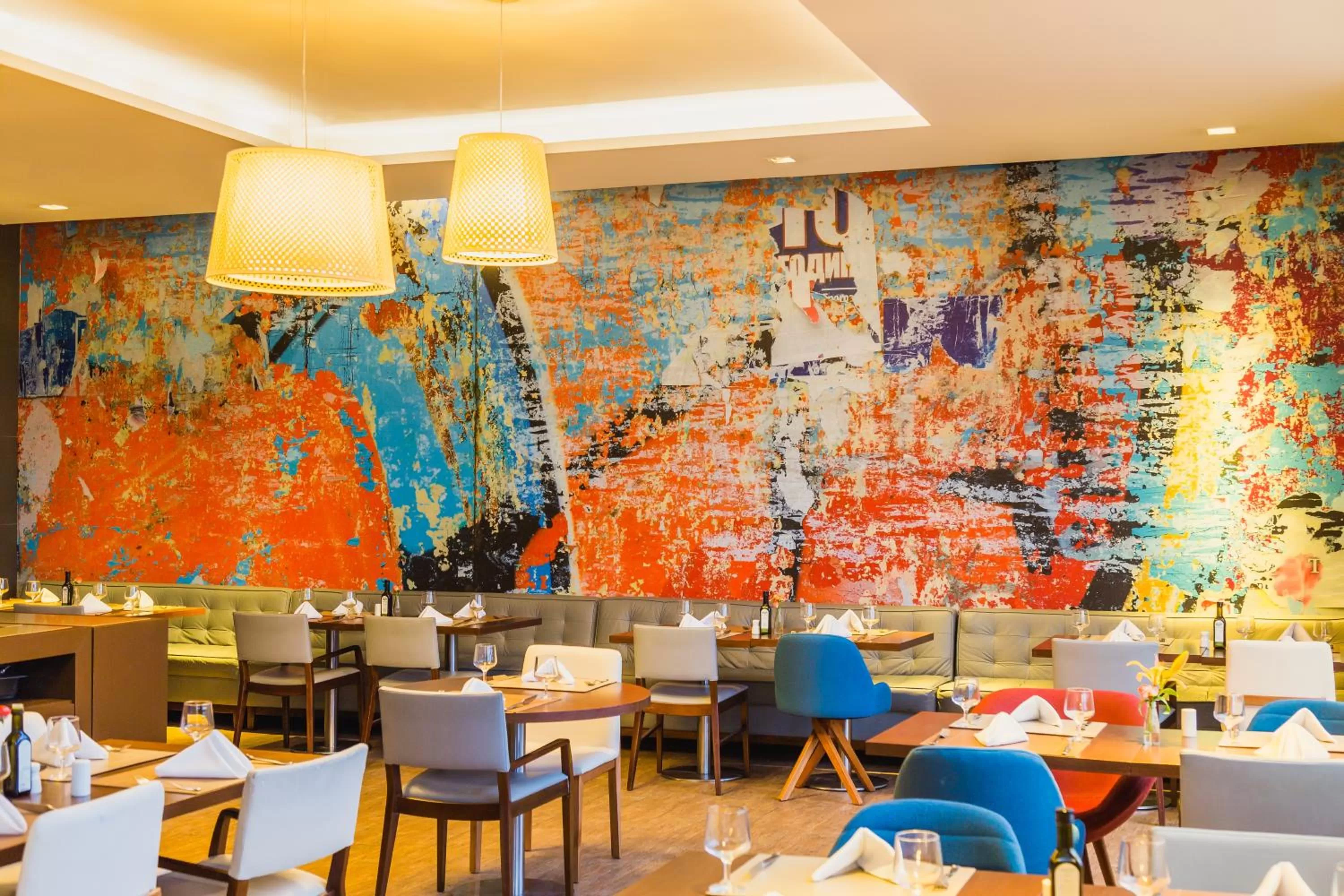 Restaurant/places to eat in Novotel Porto Alegre Airport