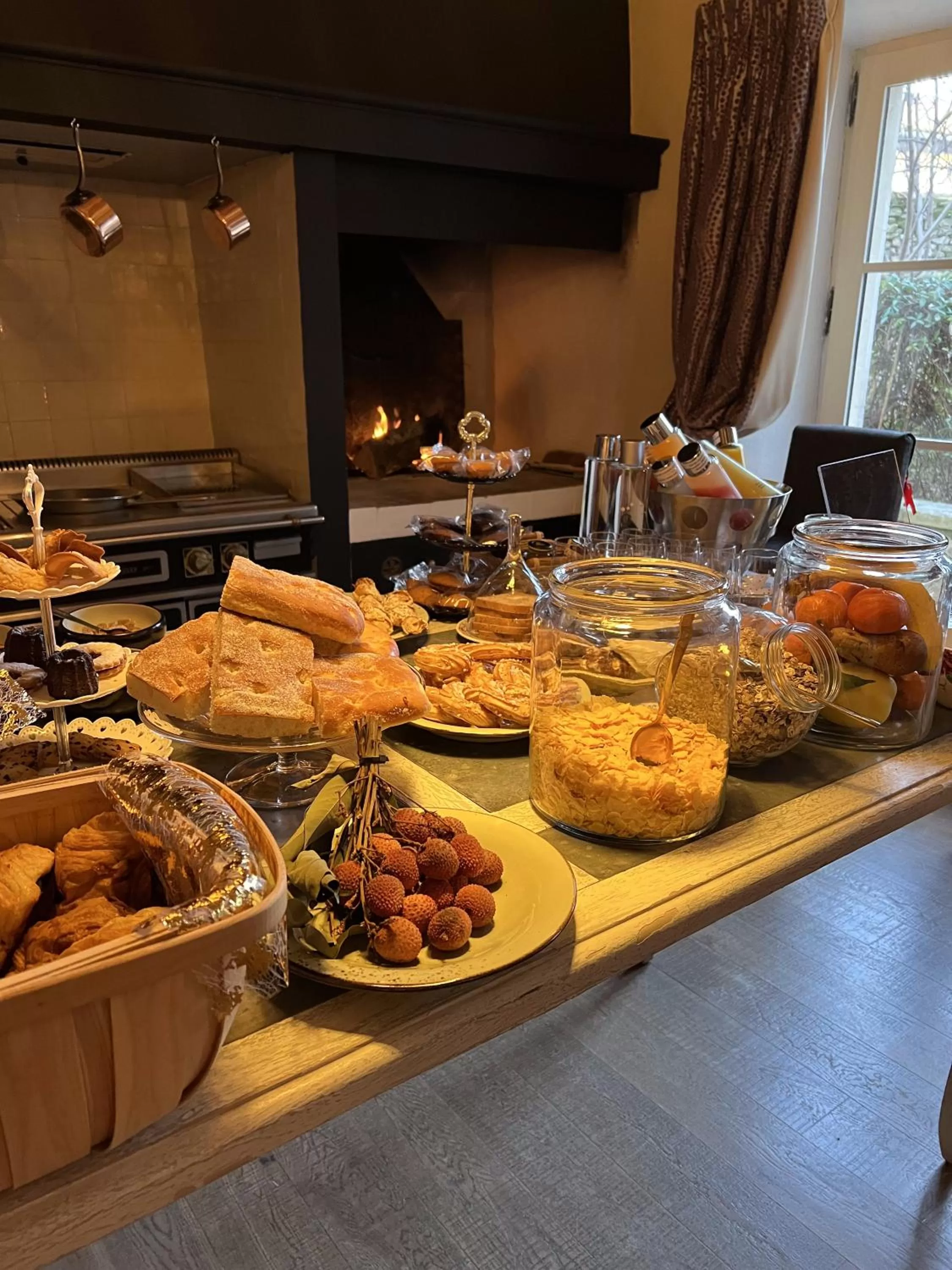 Breakfast in Le Clos Violette et Le 11 D'Aglaé - Hôtel de Charme Design de Luxe