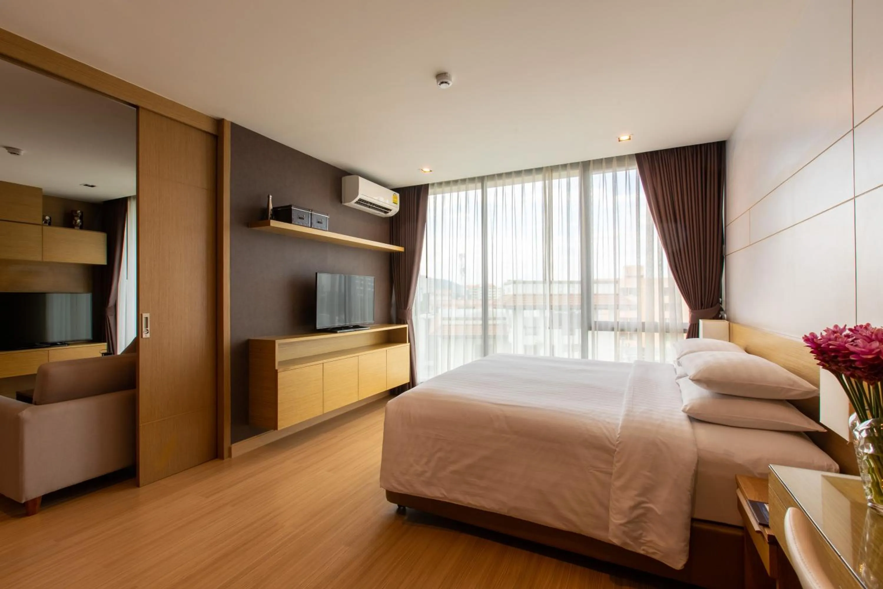 Photo of the whole room, Bed in Sanae' Hotel Nimman