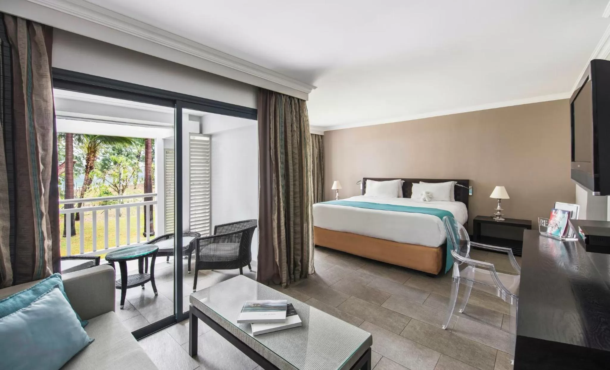 Photo of the whole room, Bed in LUX* Saint Gilles Resort