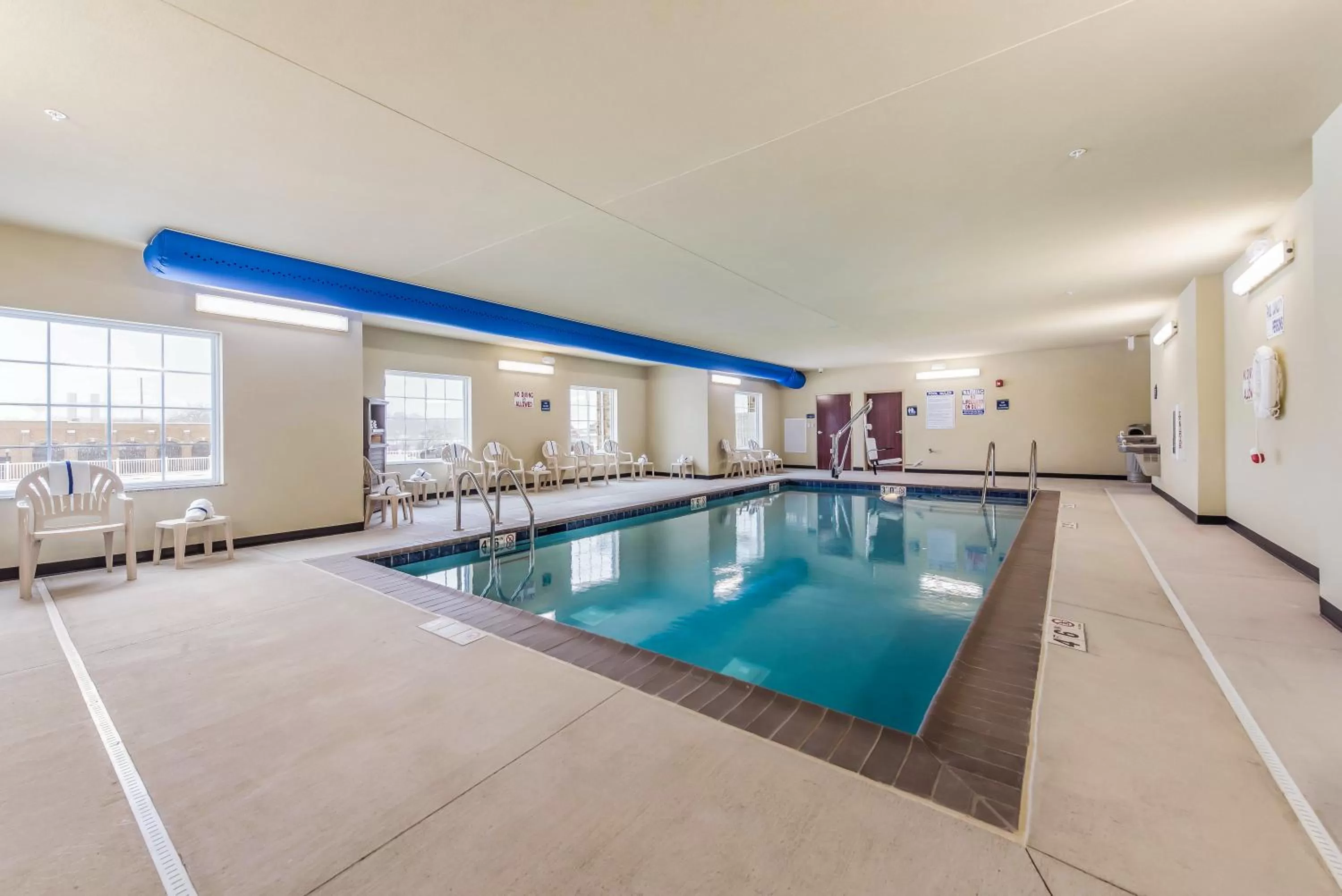 Swimming pool in Cobblestone Hotel & Suites - Hutchinson