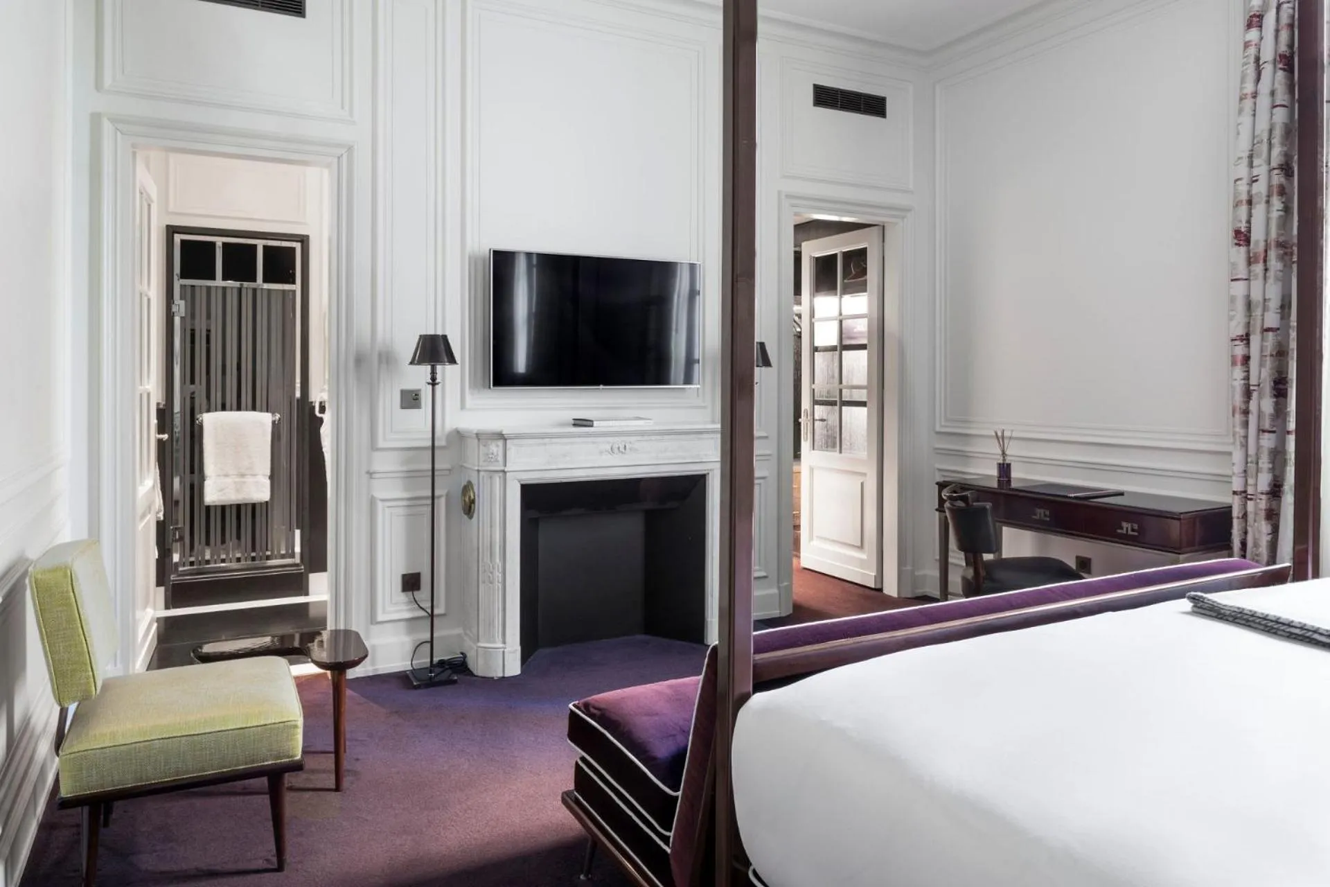 Bedroom, Bed in J.K. Place Paris