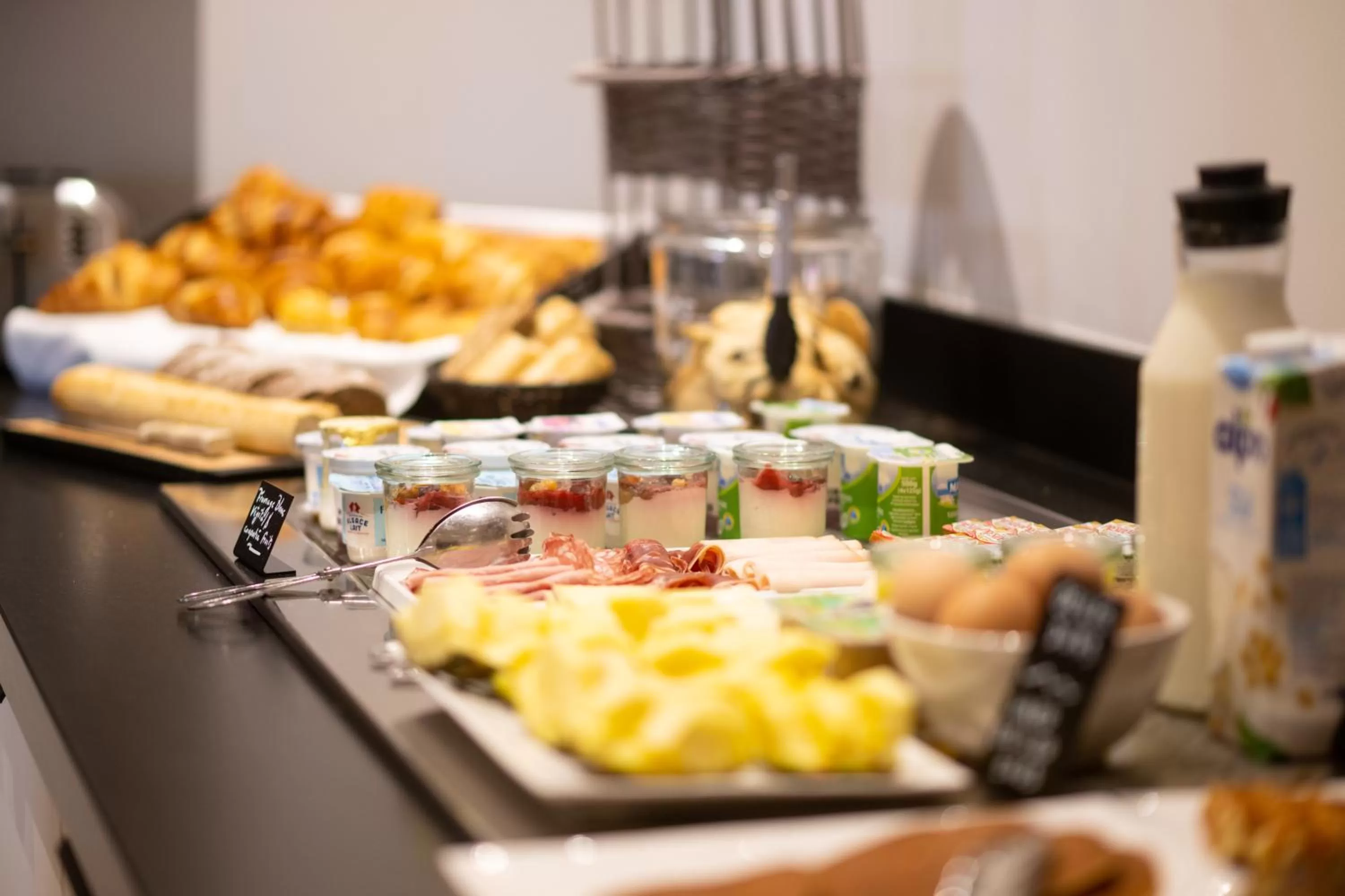 Buffet breakfast in Hôtel Le Roosevelt Lyon