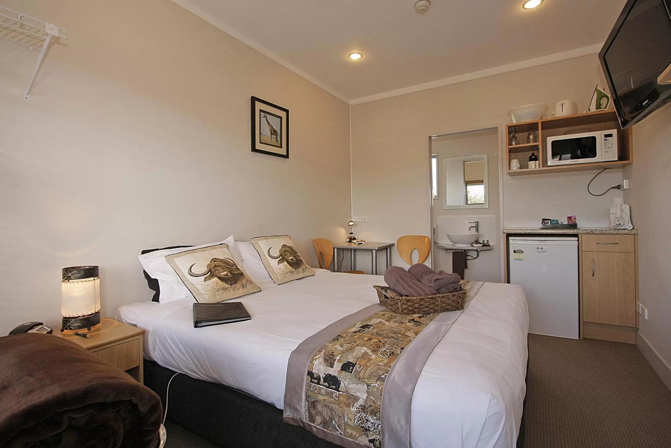 Photo of the whole room, Bed in Big Five Motel