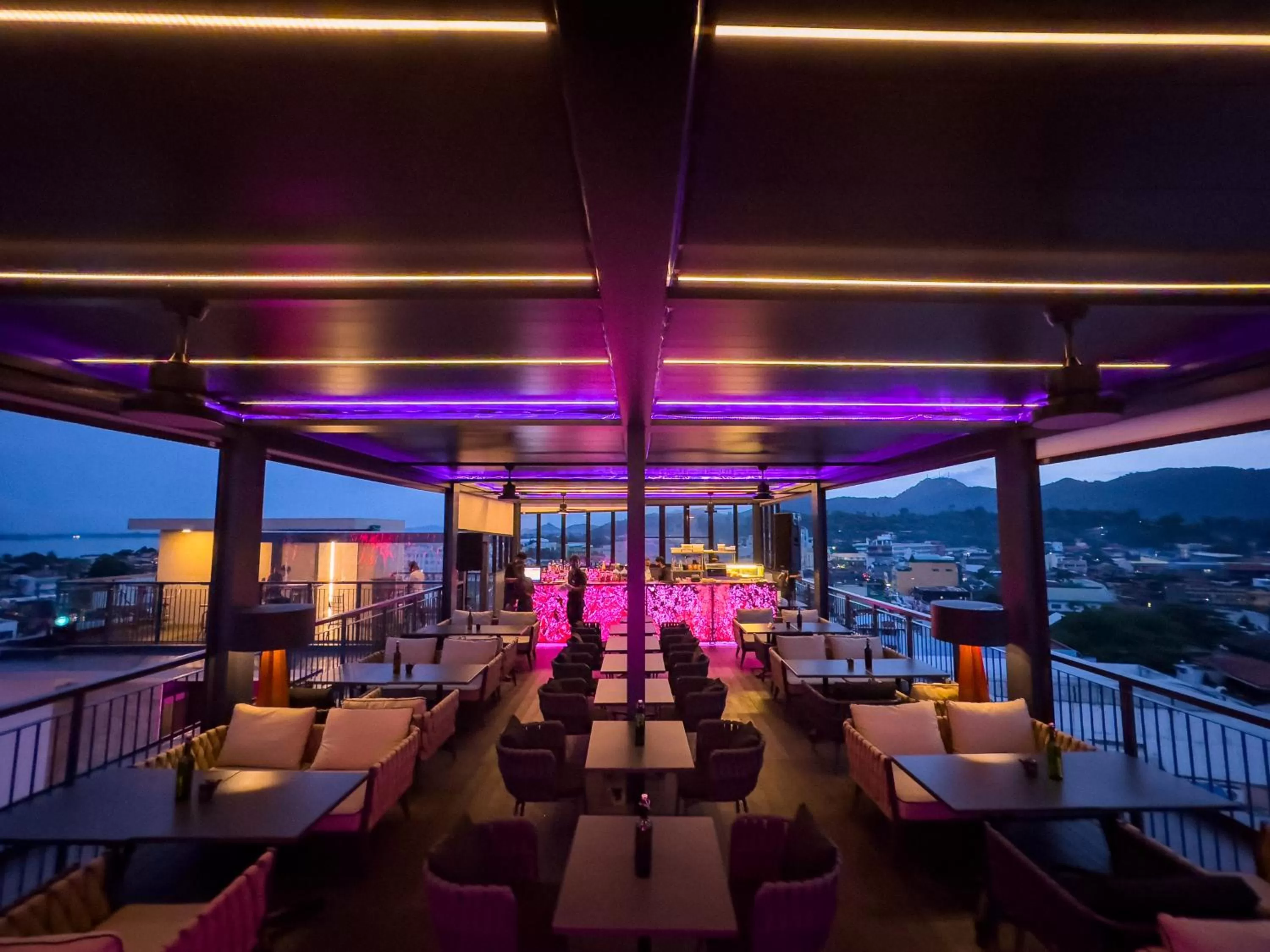 Restaurant/places to eat in Hotel XYZ