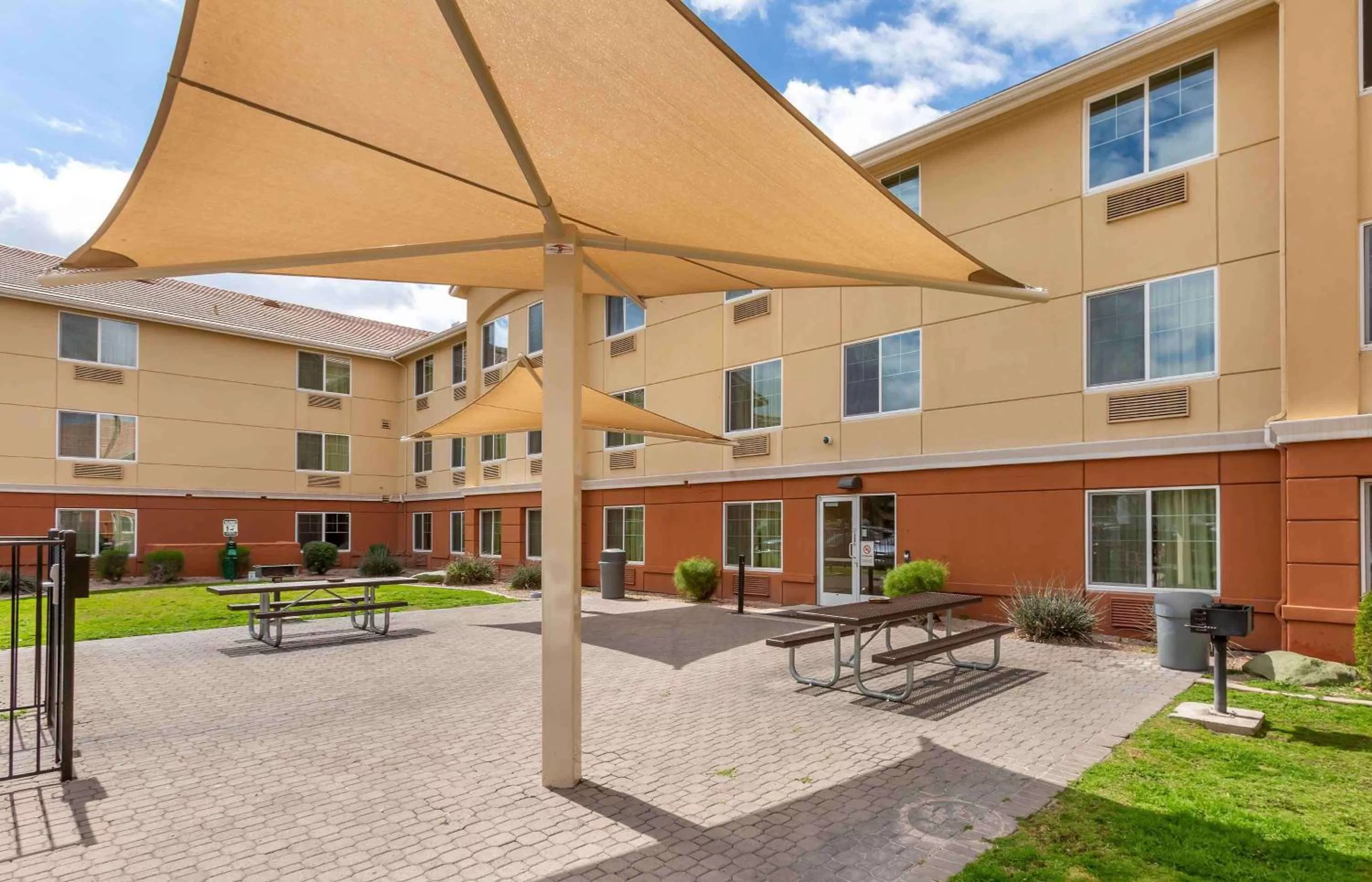 Property building in Extended Stay America Suites - Phoenix - Midtown