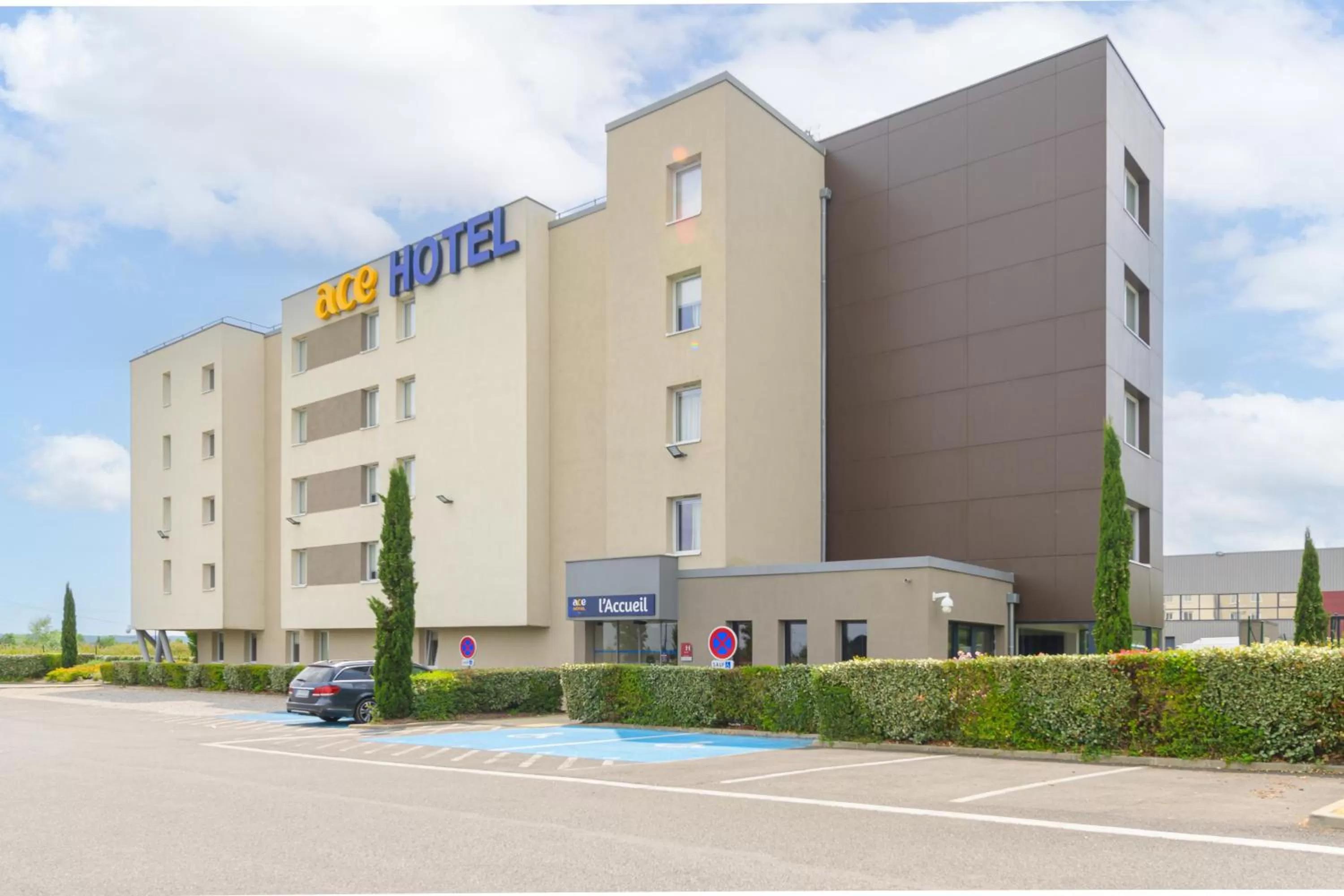 Facade/entrance in Ace Hôtel Paris Roissy