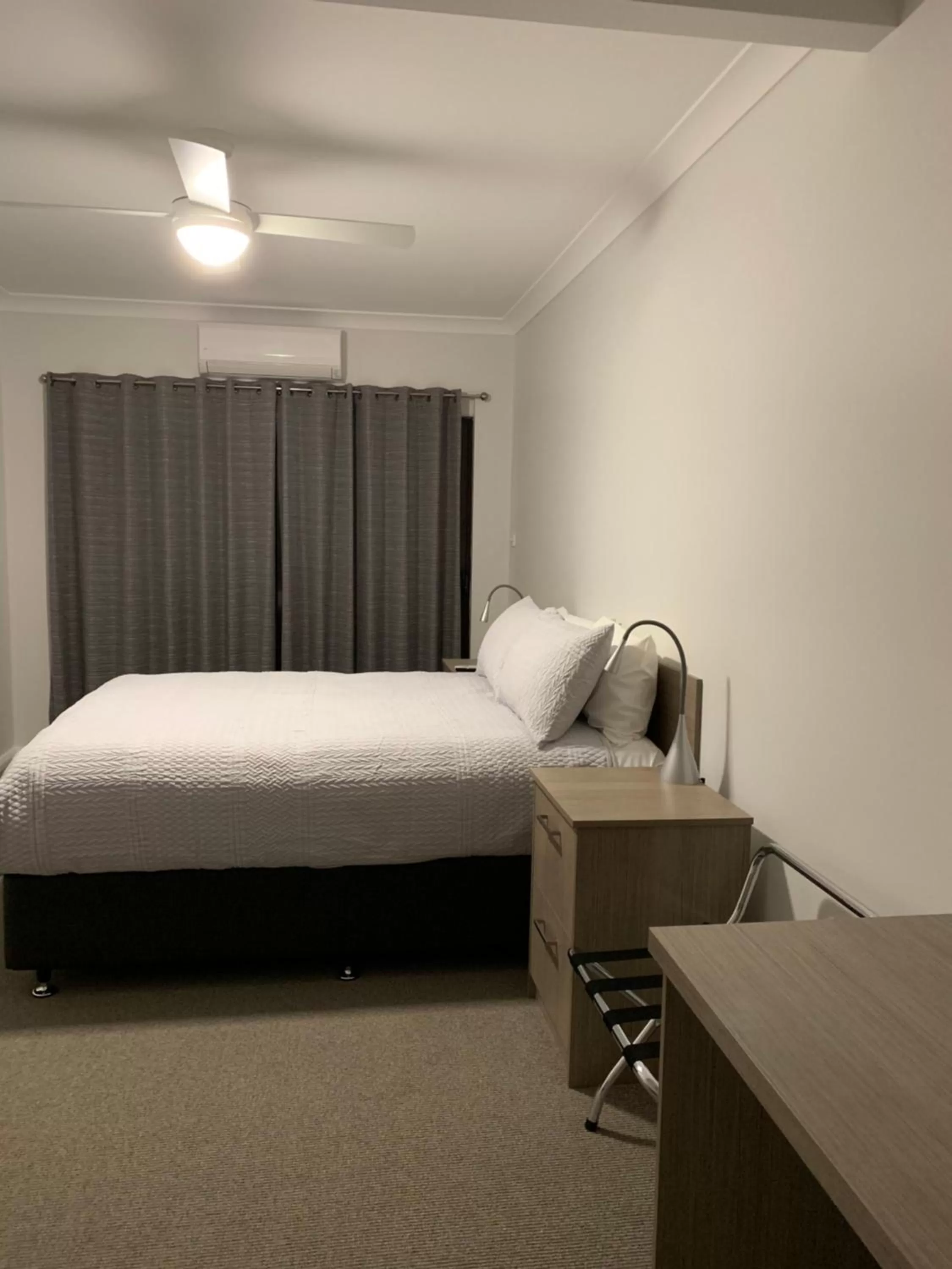 Bedroom, Bed in Mudgee Vineyard Motor Inn
