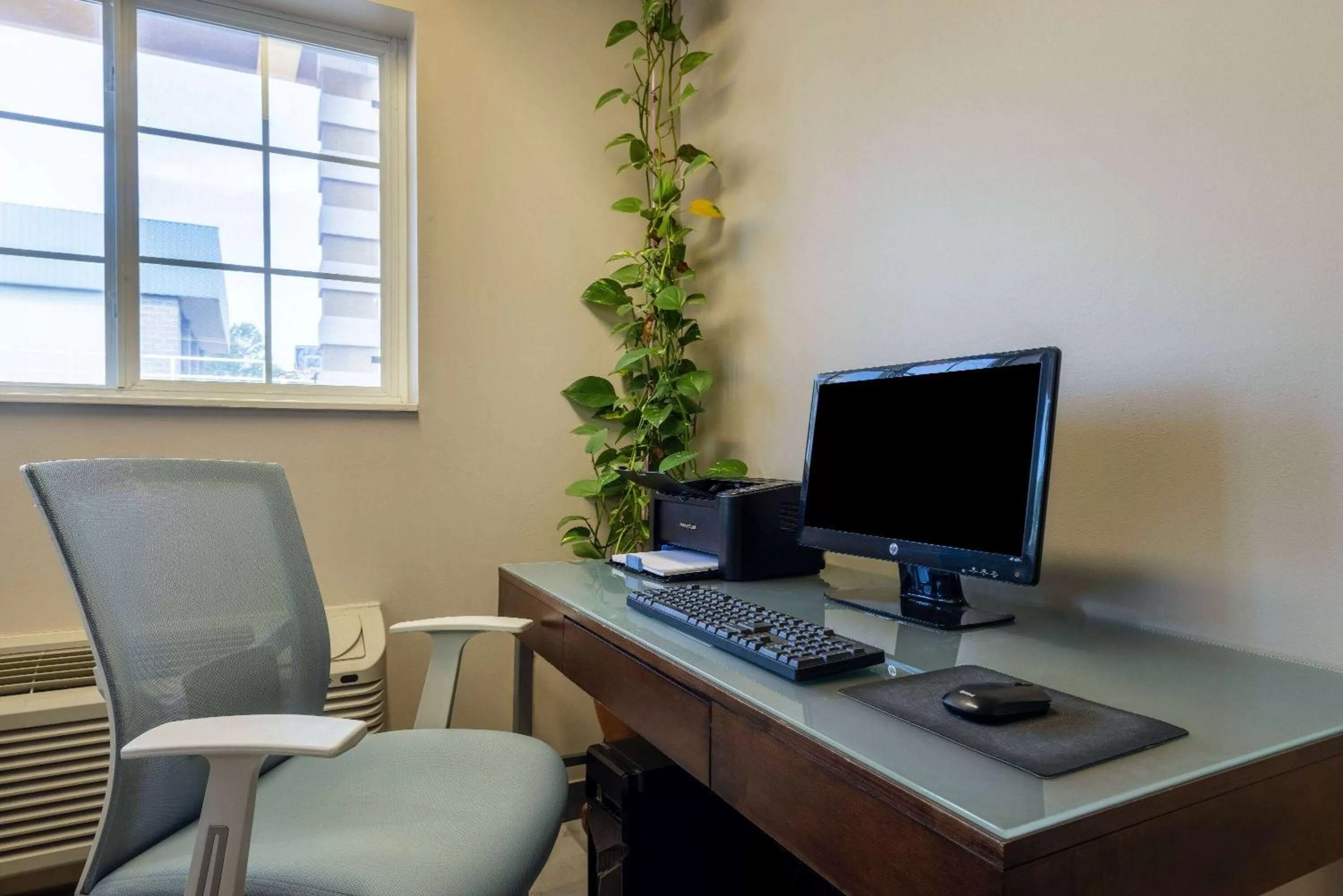 Business facilities in Super 8 by Wyndham De Soto