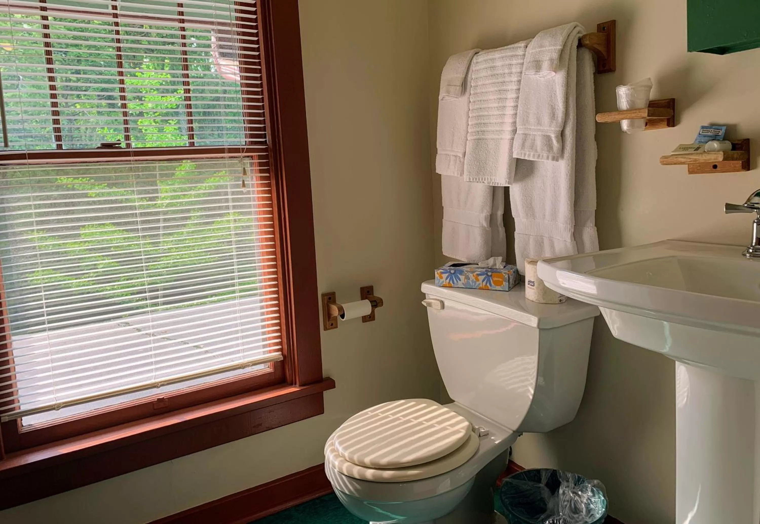 Bathroom in Lakeside Inn