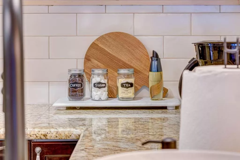 Coffee/tea facilities in Mountain Retreat, Pool & Hot Tub, BBQ, Patio, King Bed, Sleeps 6!