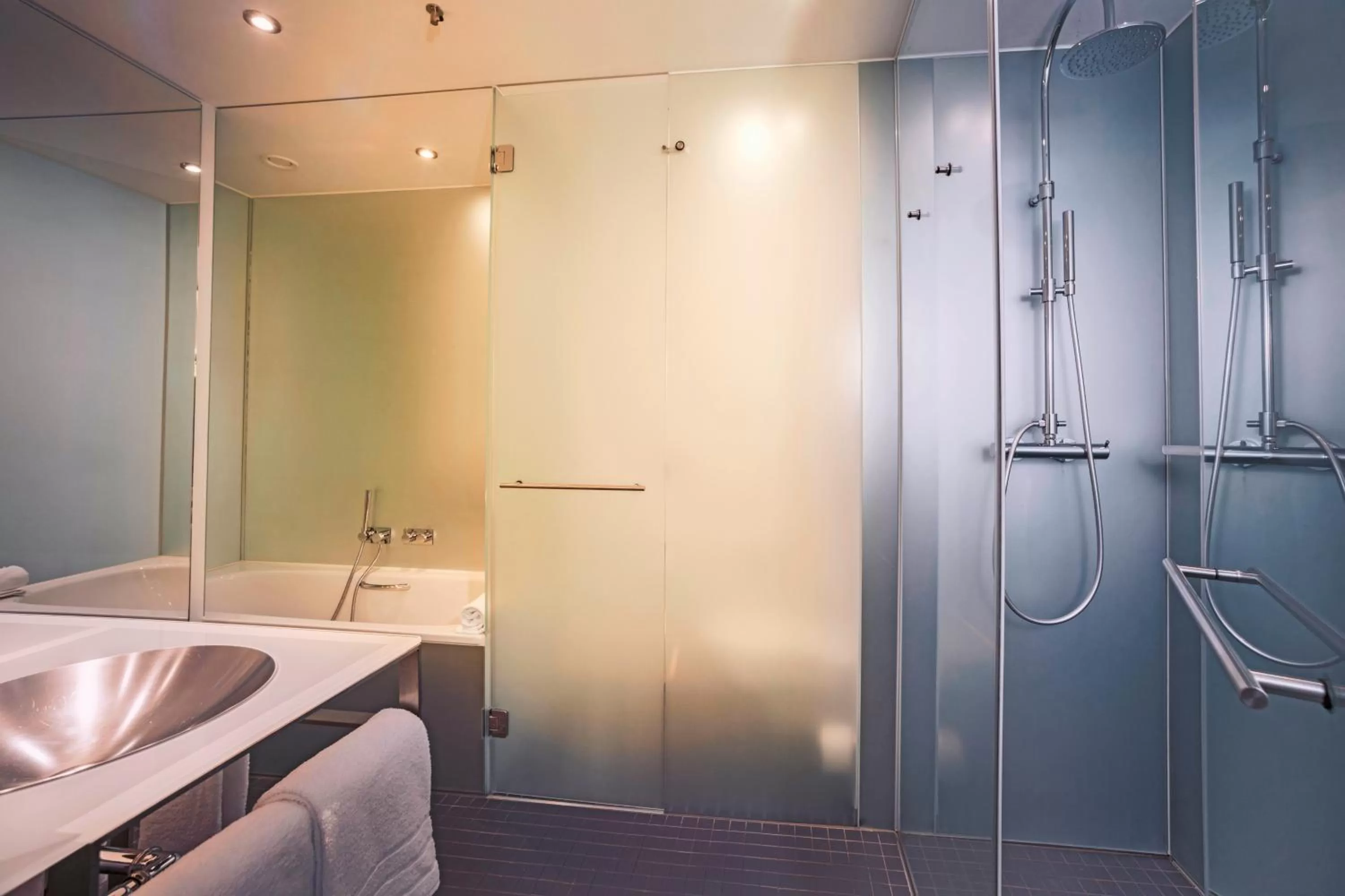 Bathroom in INNSiDE by Meliá Düsseldorf Derendorf