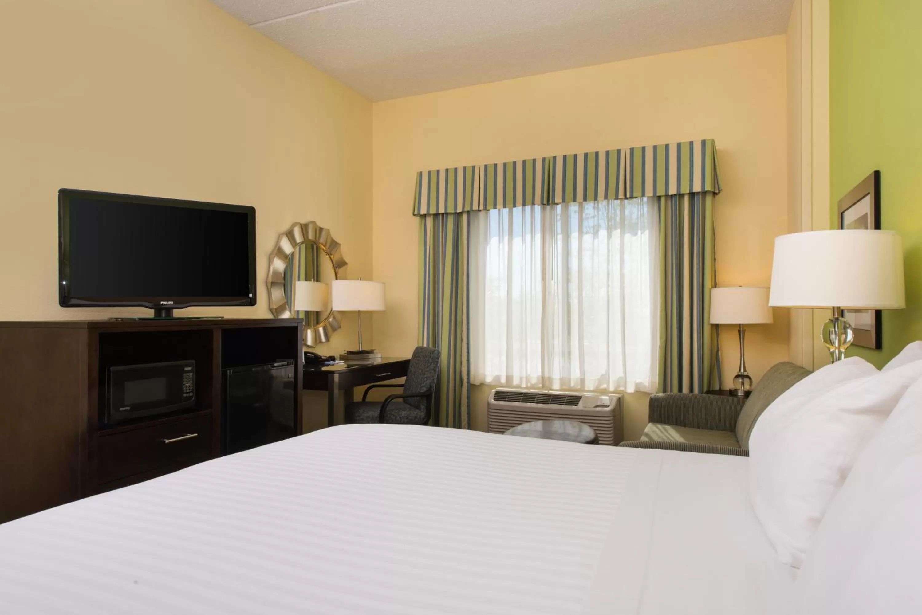 Photo of the whole room, Bed in Holiday Inn Express and Suites Dickson City by IHG