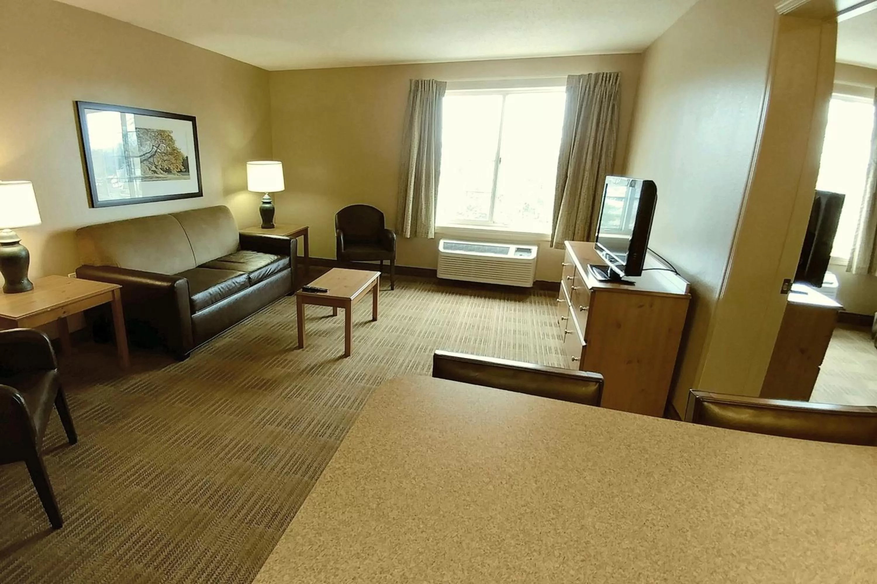 Seating area, Bed in Extended Stay America Suites - Cleveland - Airport - North Olmsted