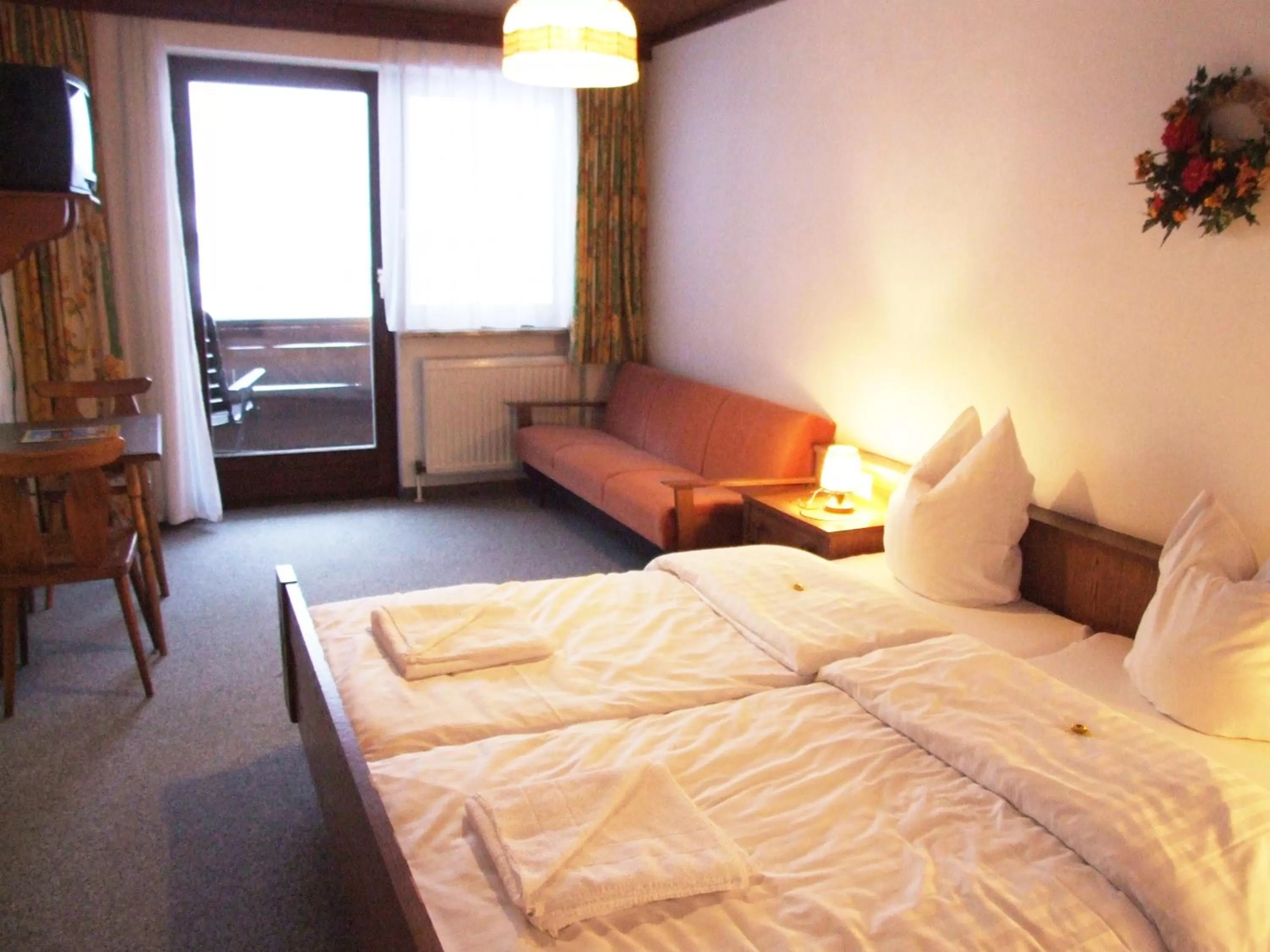 Photo of the whole room, Bed in Haus Alpina by Châtel Reizen