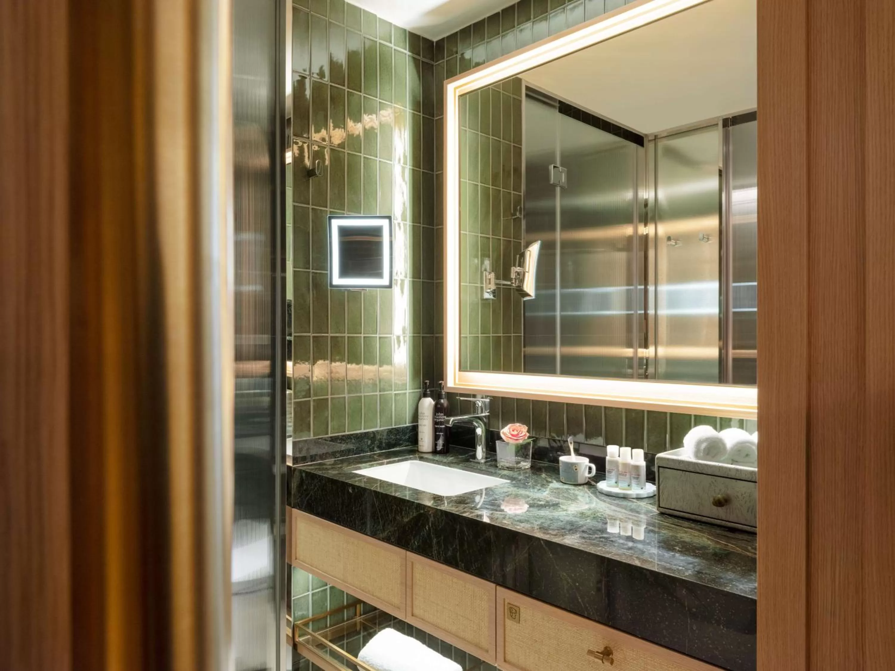 Bathroom in Island Shangri-La, Hong Kong