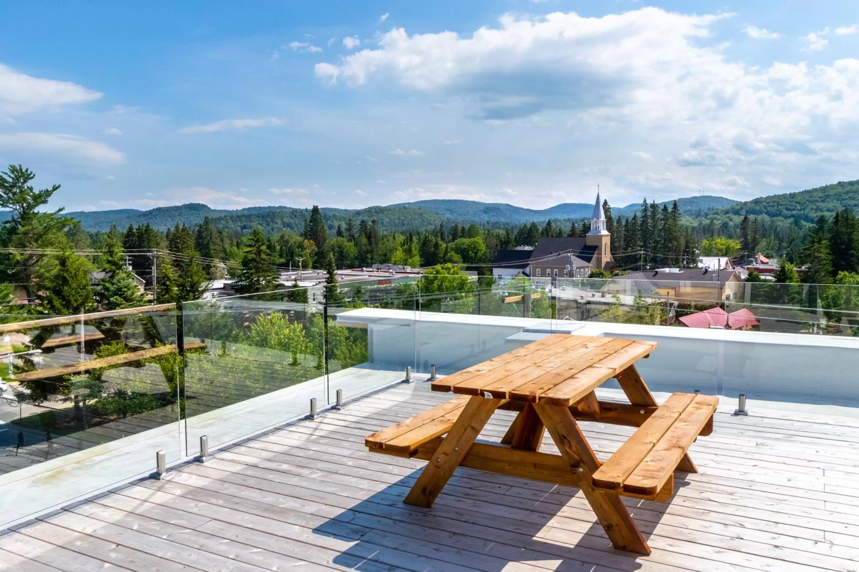 Patio in Hôtel Val-David - Appartements de la Gare