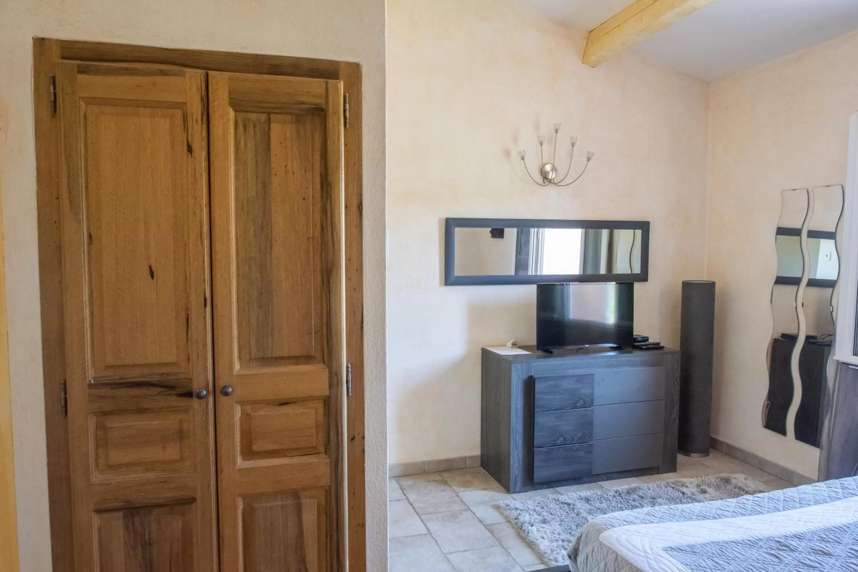 TV and multimedia, Bed in Chateau de Sainte Croix