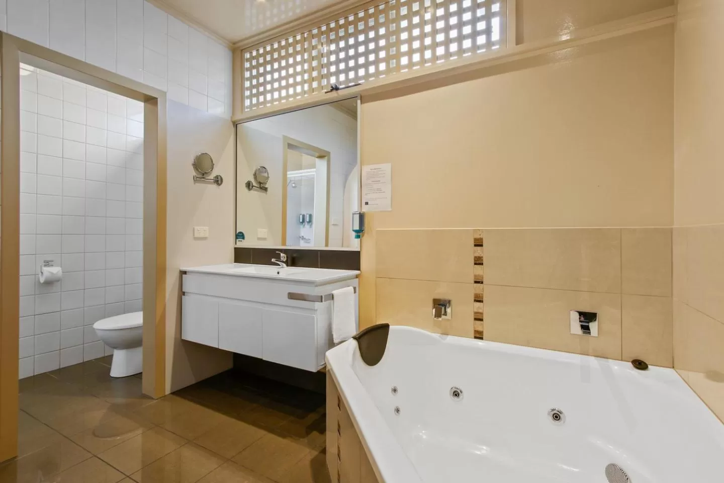 Bathroom in Comfort Inn & Suites Lakes Entrance