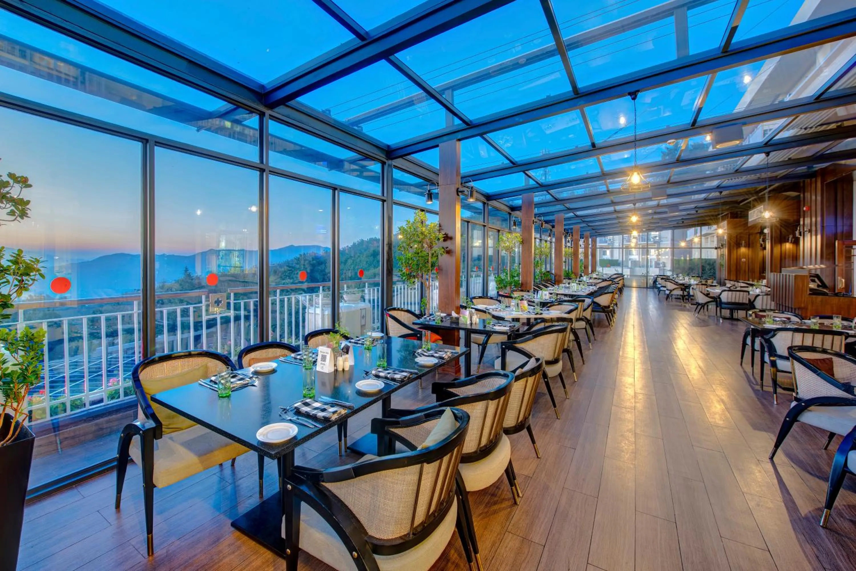 Restaurant/places to eat in Pearl Continental Hotel, Bhurban