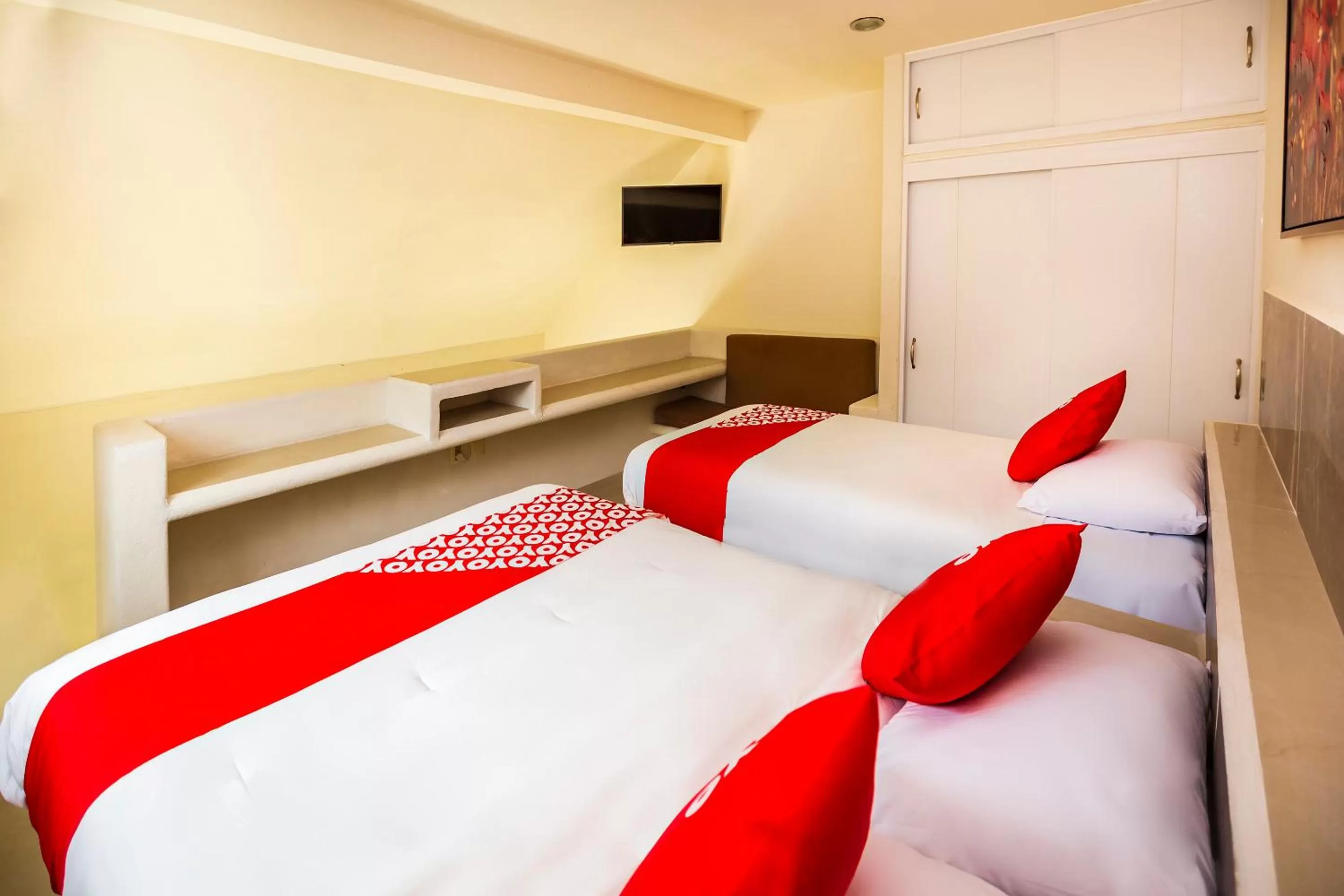 Bedroom, Bed in OYO Hotel Dos Mundos,Aeropuerto Internacional de Cozumel