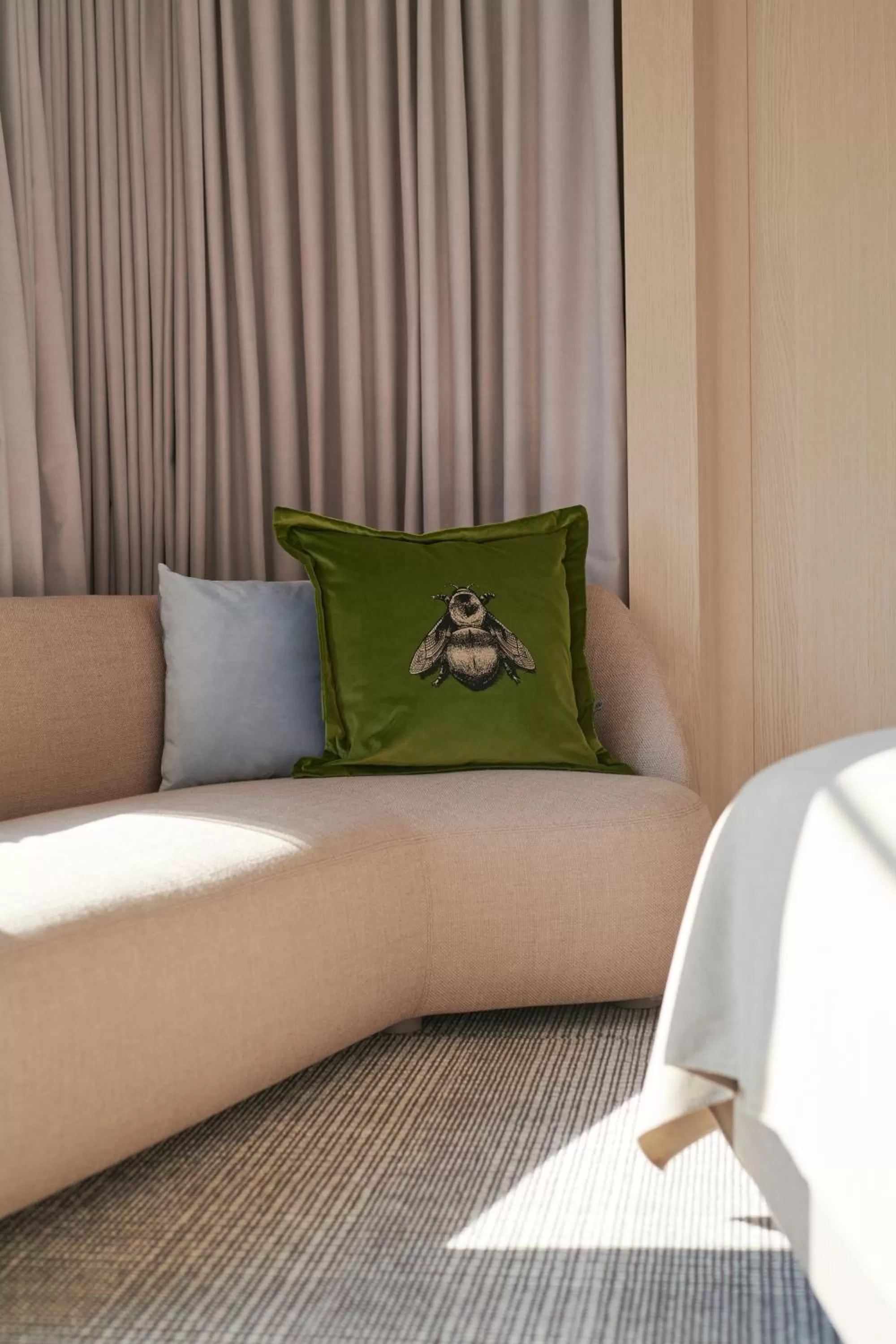 Bedroom, Bed in Pan Pacific London