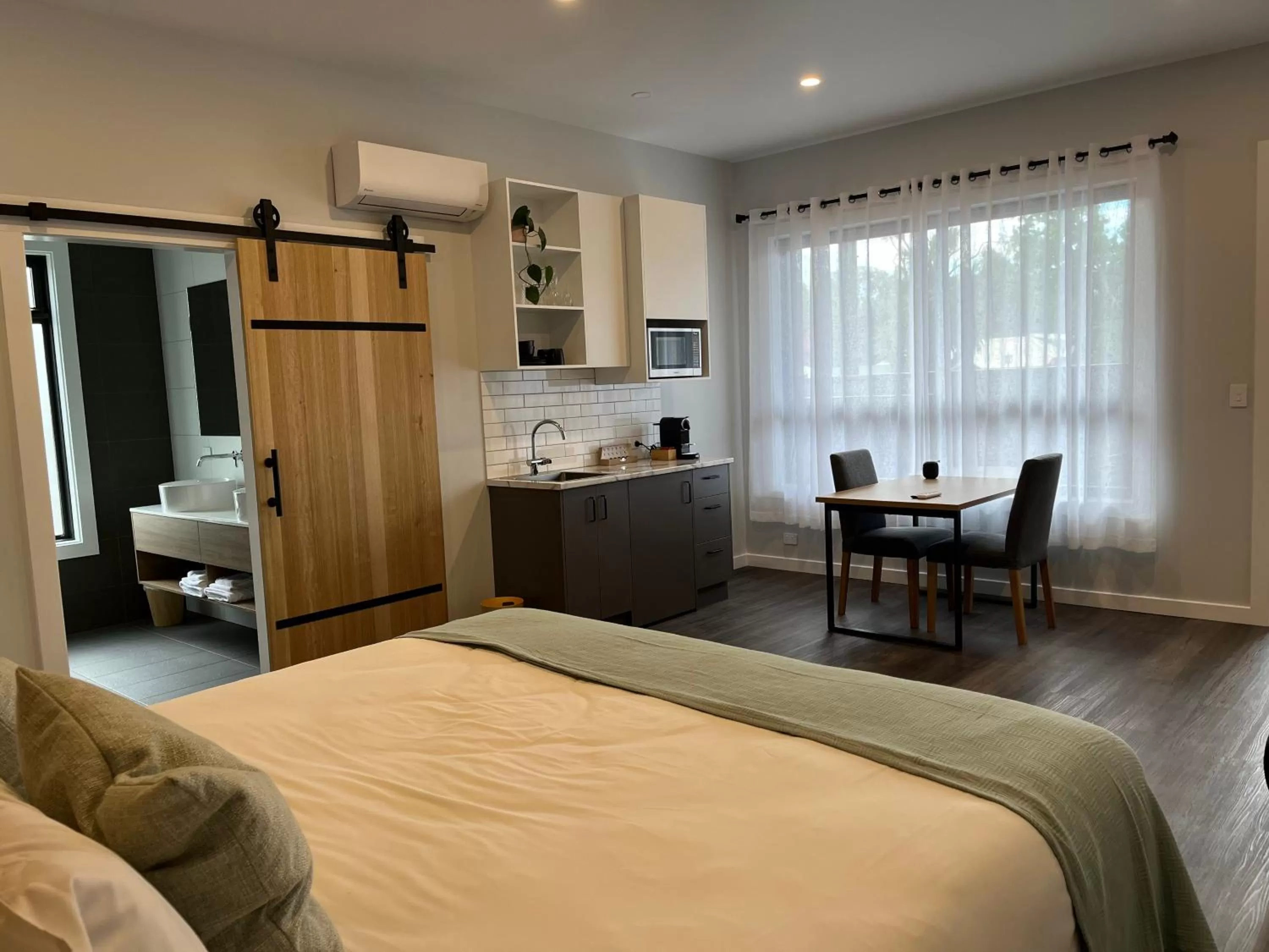 Kitchen or kitchenette, Bed in Aberdeen Lane